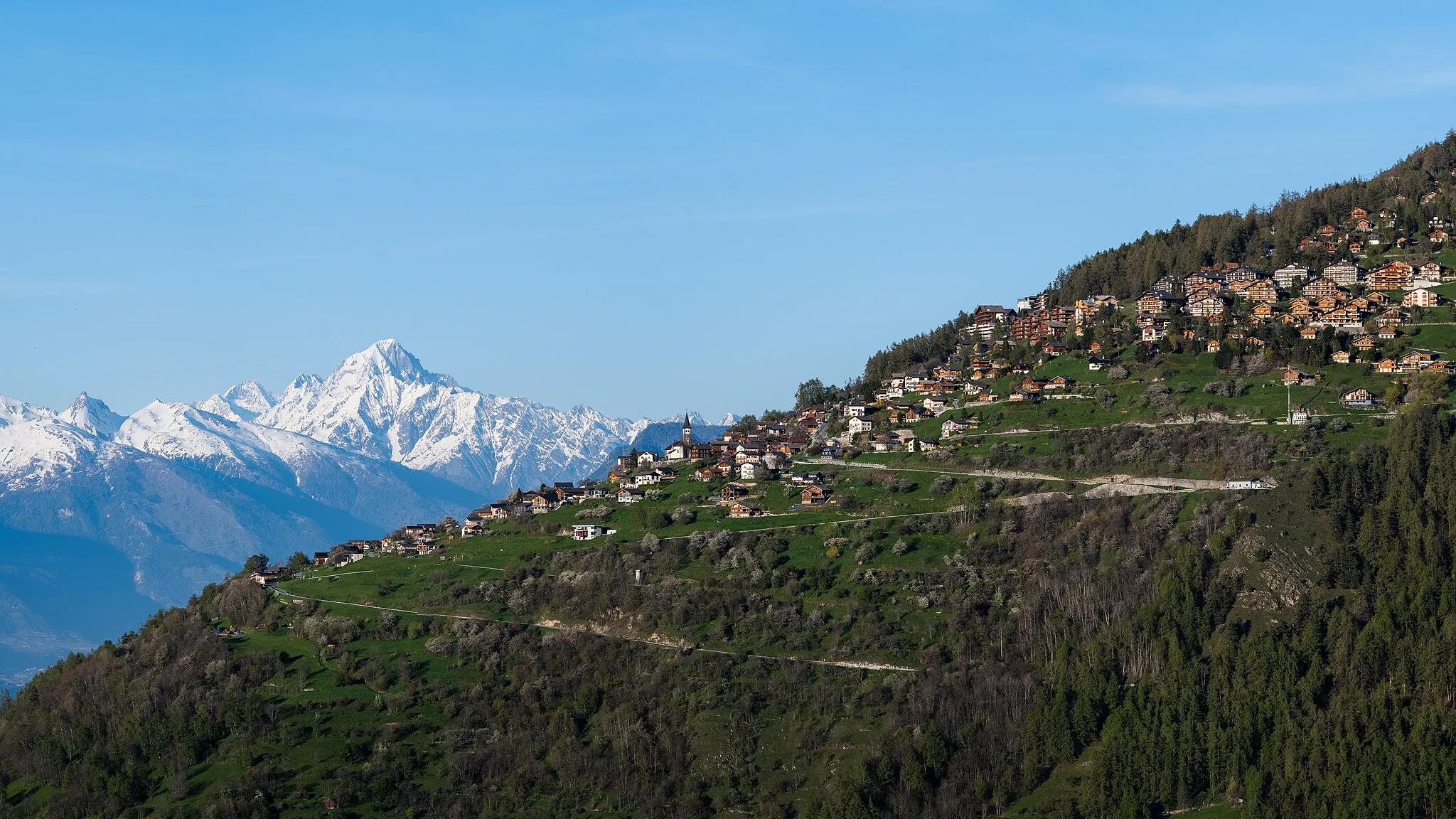 Photo showing: The municipality of Veysonnaz seen from Nendaz in 2023.