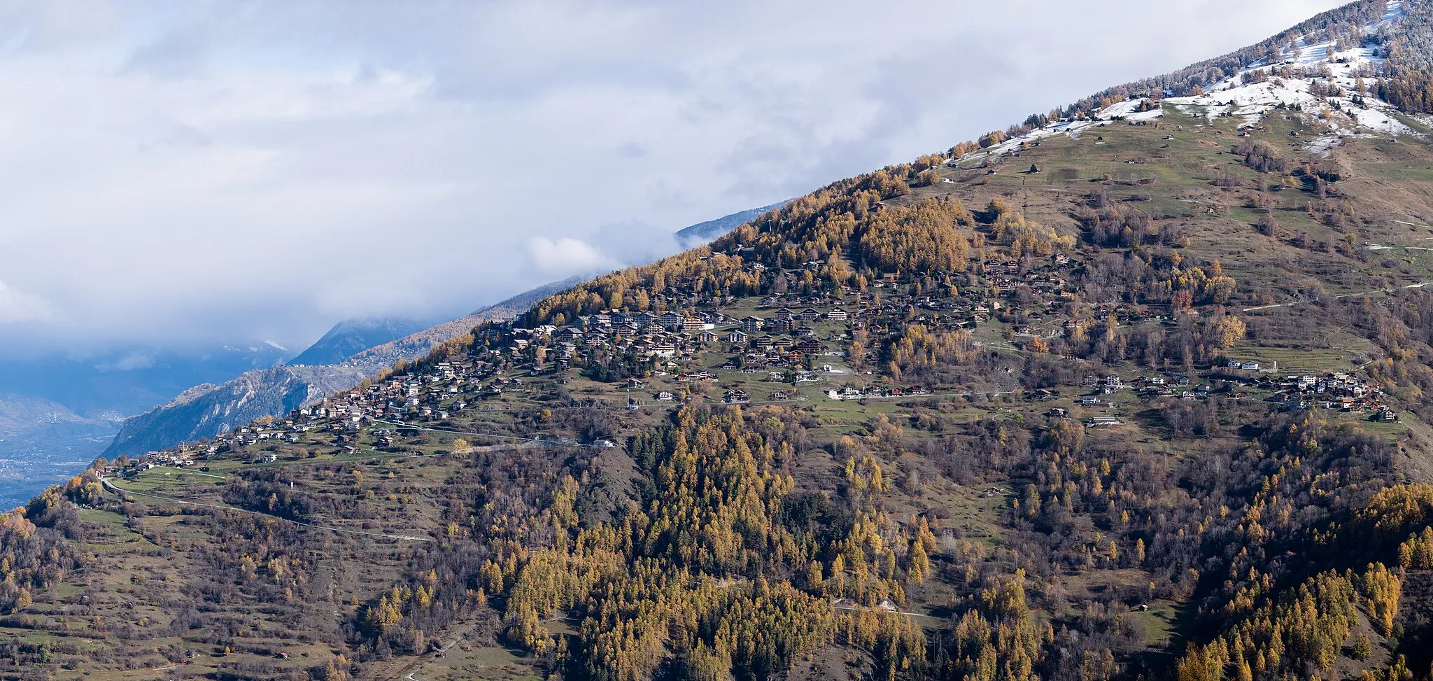 Photo showing: Le village de Veysonnaz vu depuis Nendaz.