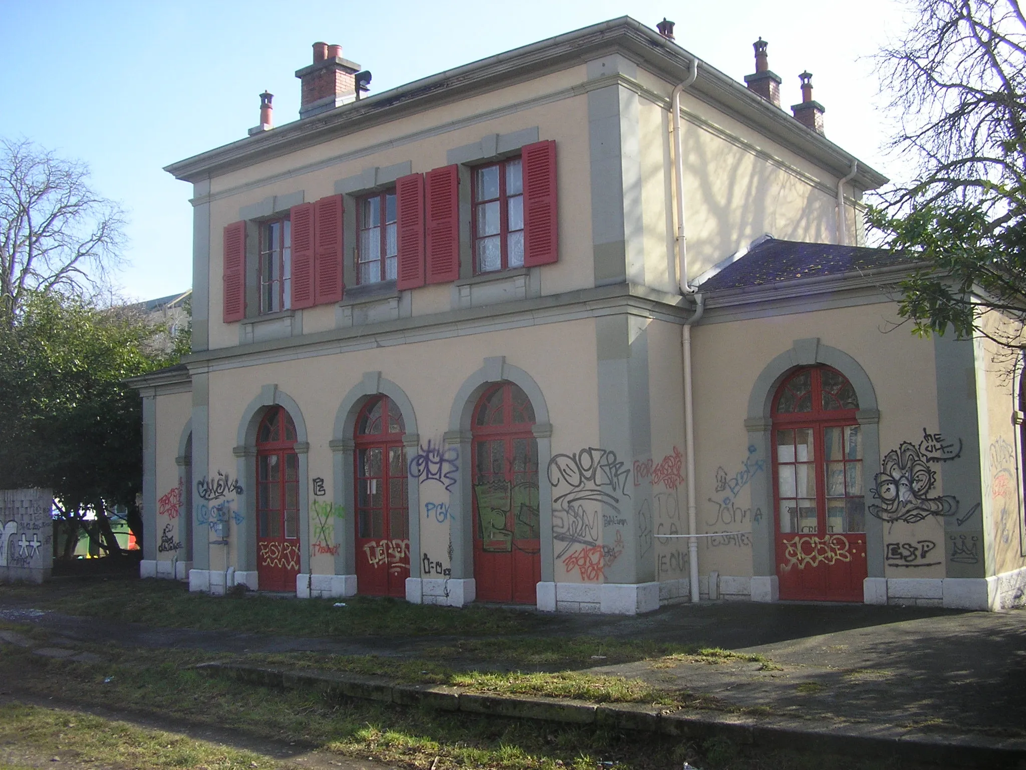 Photo showing: Gare de Chêne-Bourg, désaffectée. Vue du côté des voies.