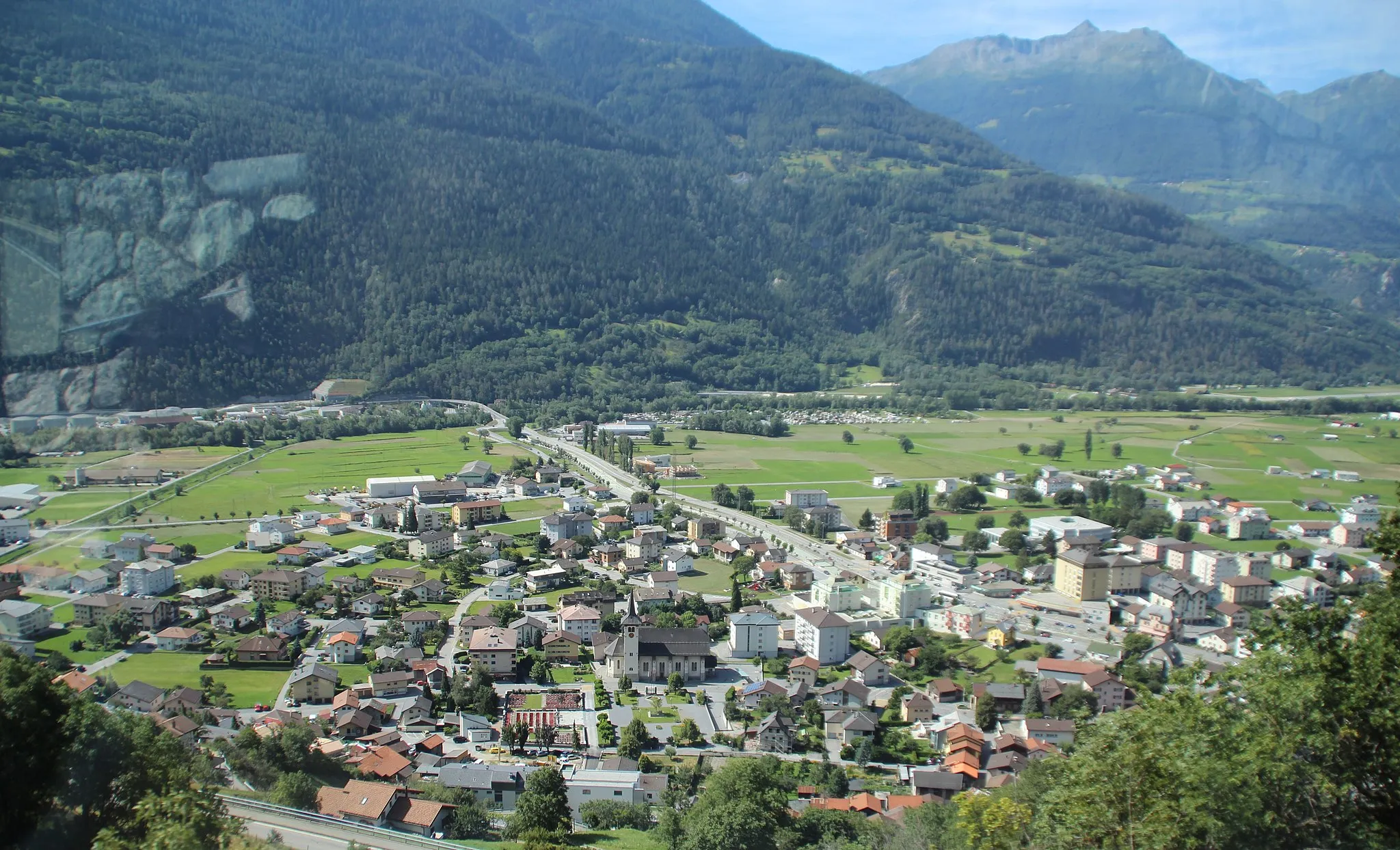 Photo showing: de:Gampel (rechts) und Steg (links)