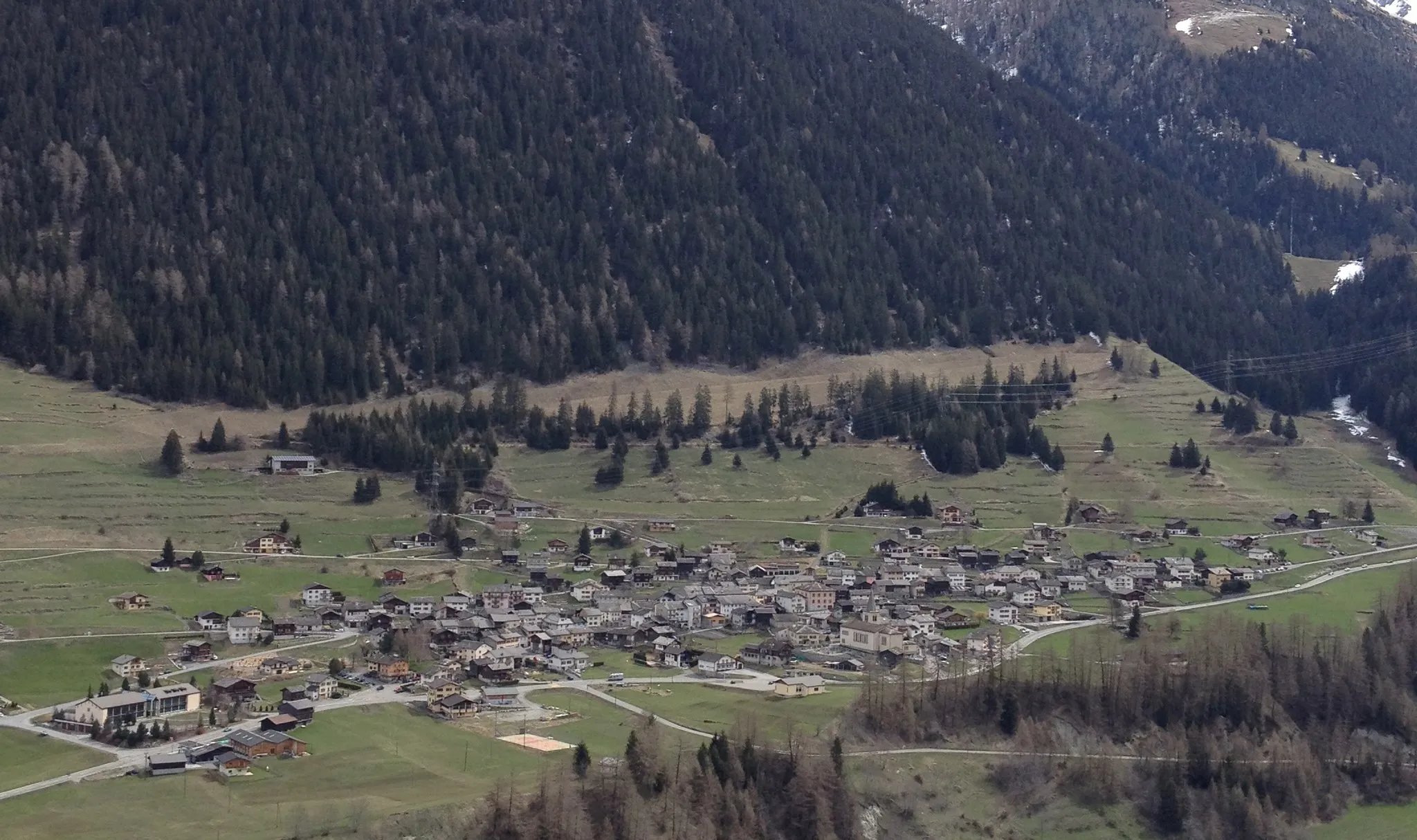 Photo showing: The village of Liddes. Shot taken from the Roc de Cornet.