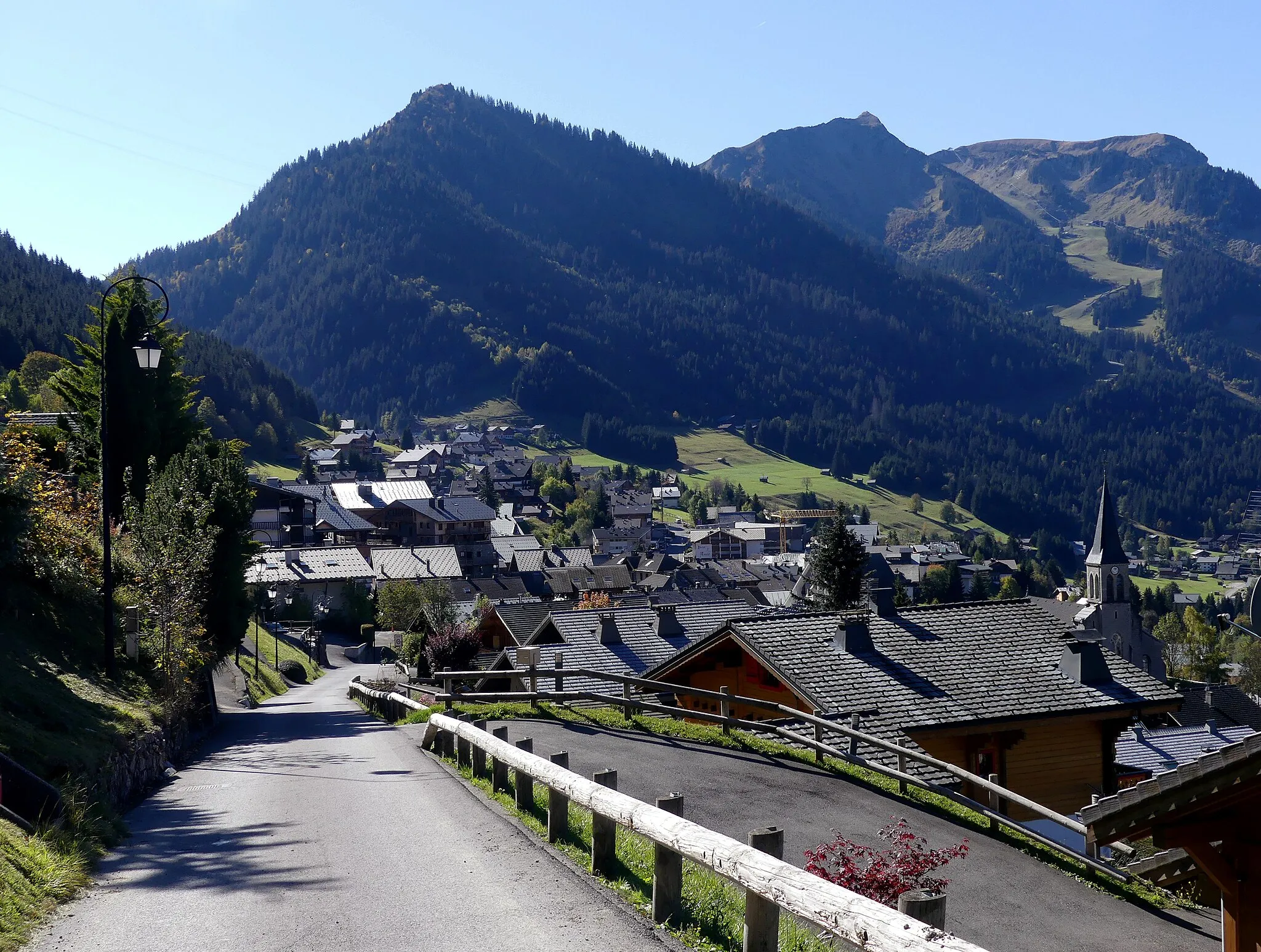 Photo showing: Sight of Route du Boude in Châtel, Haute-Savoie, France.
