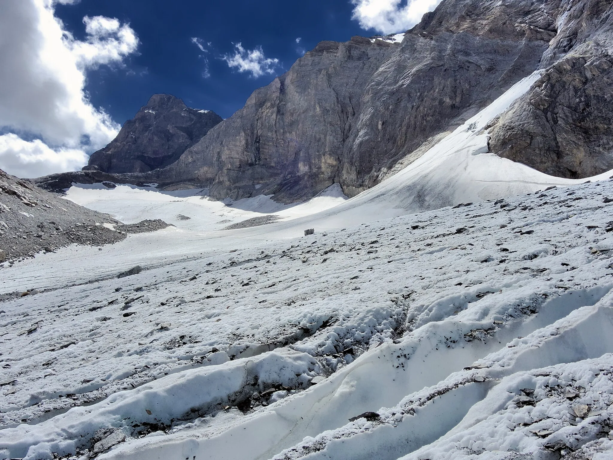 Photo showing: View from the Lötschengletscher. The photo was taken from above the trail crosing the glacier.