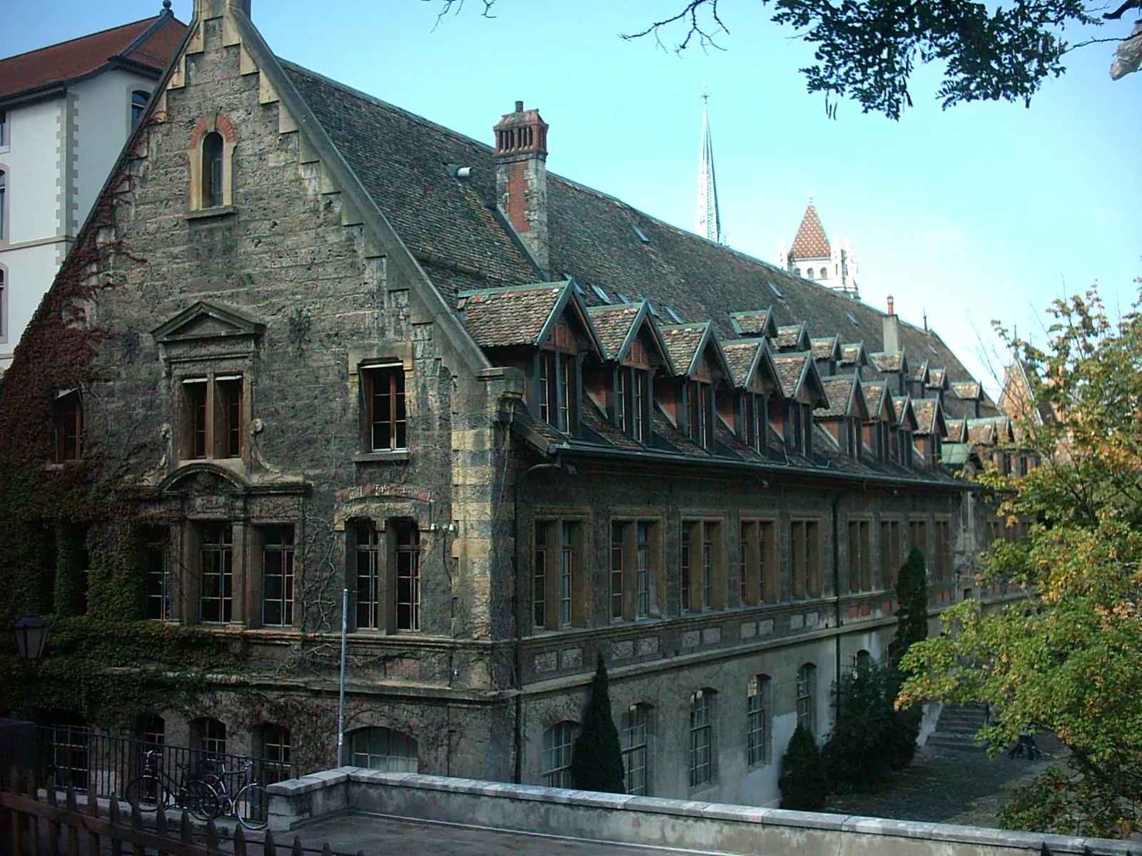 Photo showing: Vue du bâtiment sud du Collège Calvin.