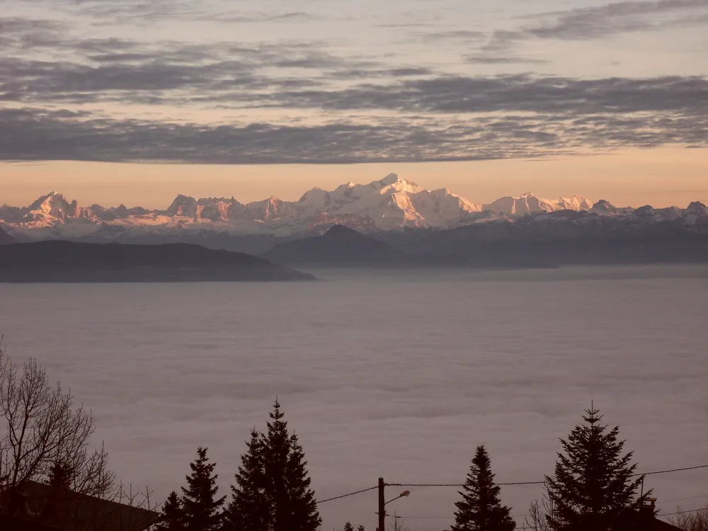 Photo showing: Blick von Col de la Faucille auf das Genfer Tal im Hochnebel bei Sonnenuntergang