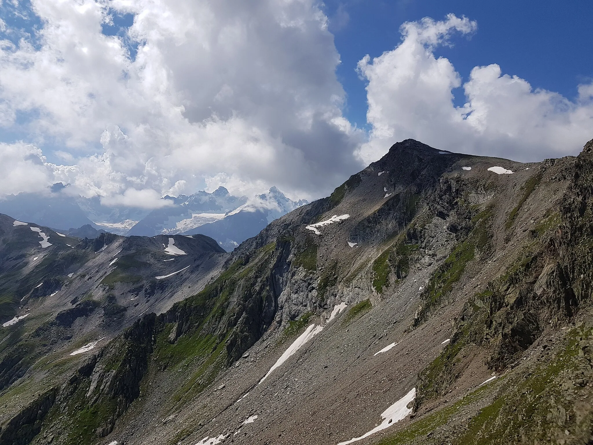 Photo showing: Gipfel des Berges Pointe de Drône (2949 m, Alpen, Grenze zwischen Schweiz und Italien). Bild aufgenommen vom Aussichspunkt La Chenalette.