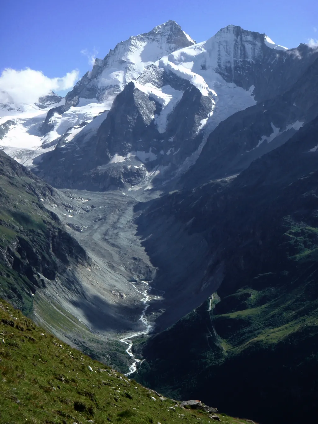 Photo showing: Val de Zinal with Glacier de Zinal in the Pennine Alps, Valais, Switzerland. In the background the summits of Dent Blanche (4.357 m) and Grand Cornier (3.961 m). On the left moraine the hut of Petit Mountet (2.141 m). Foto was taken on 04.08.2009.