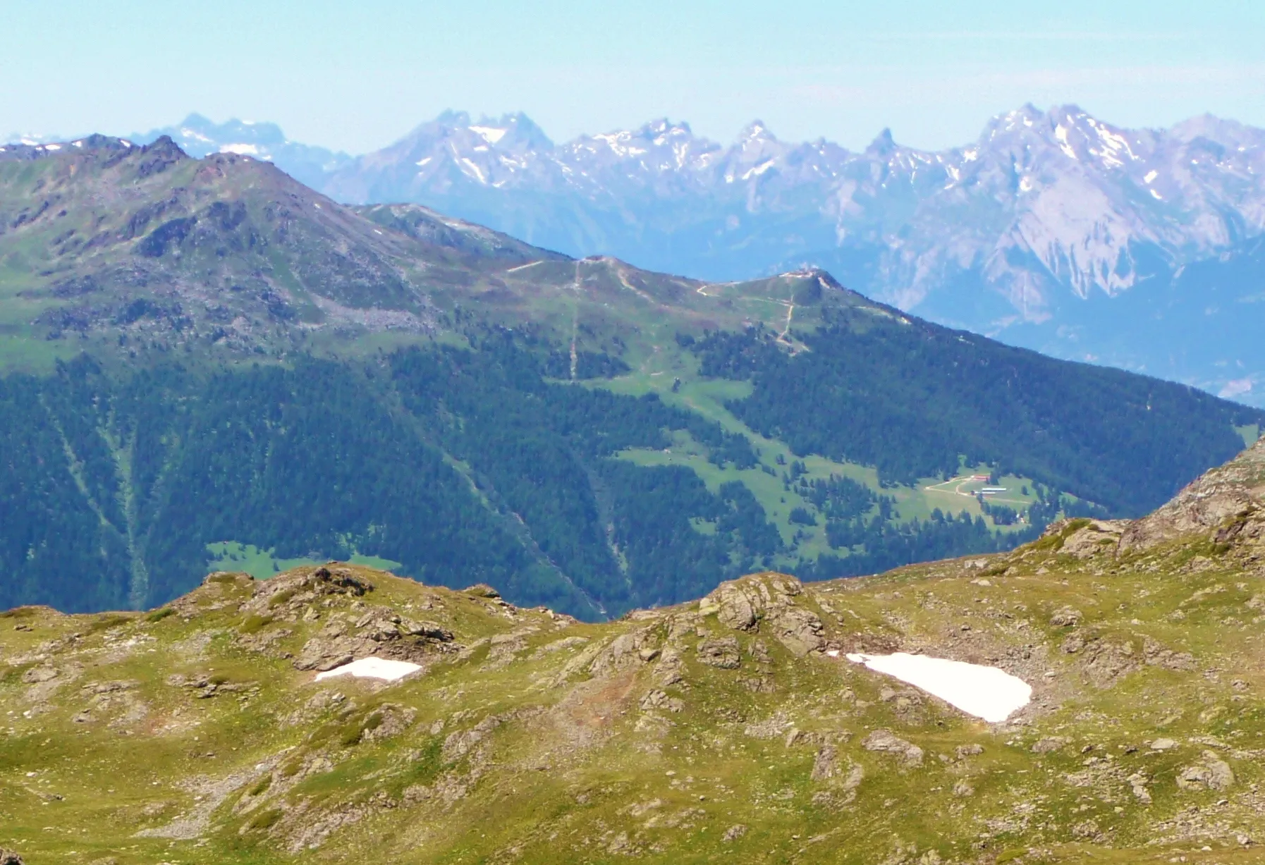 Photo showing: Blick auf die Crêt du Midi, oberhalb vom Feriendorf Vercorin im Schweizer Kanton Wallis.