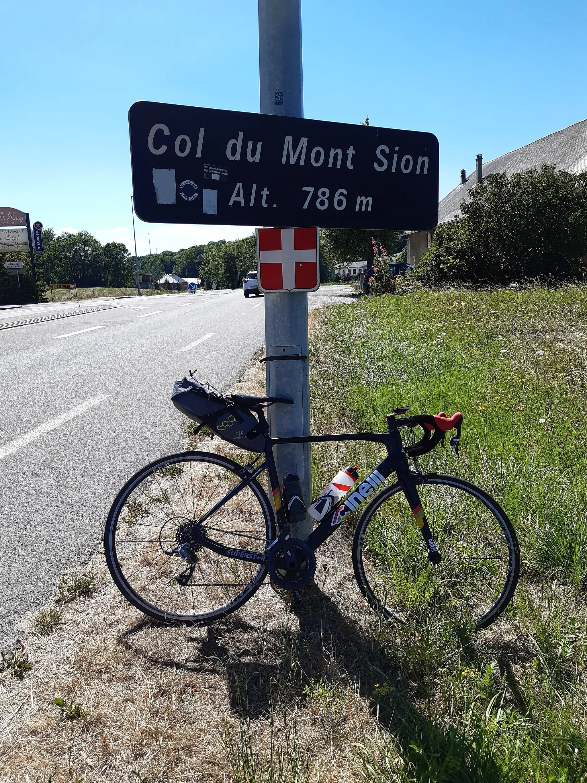 Photo showing: Panneau indiquant le sommet du col du Mont-Sion.