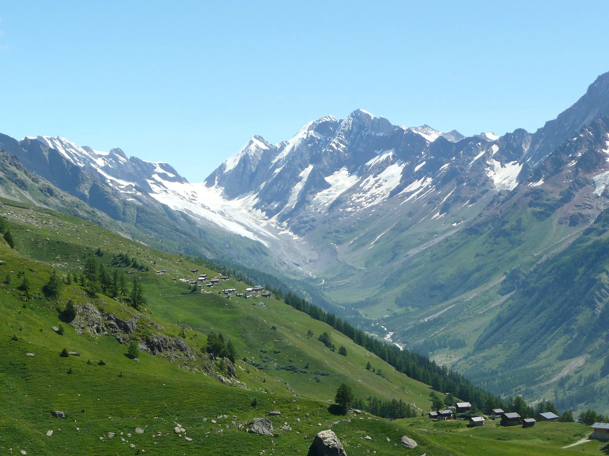 Photo showing: View from Lauchenalp towards Lötschenlücke. To its right: Sattelhorn, Aletschhorn (actually behind the ridge), Schirnhorn. Northeastridge of Lötschentaler Breithorn on the far right. Valais, Switzerland