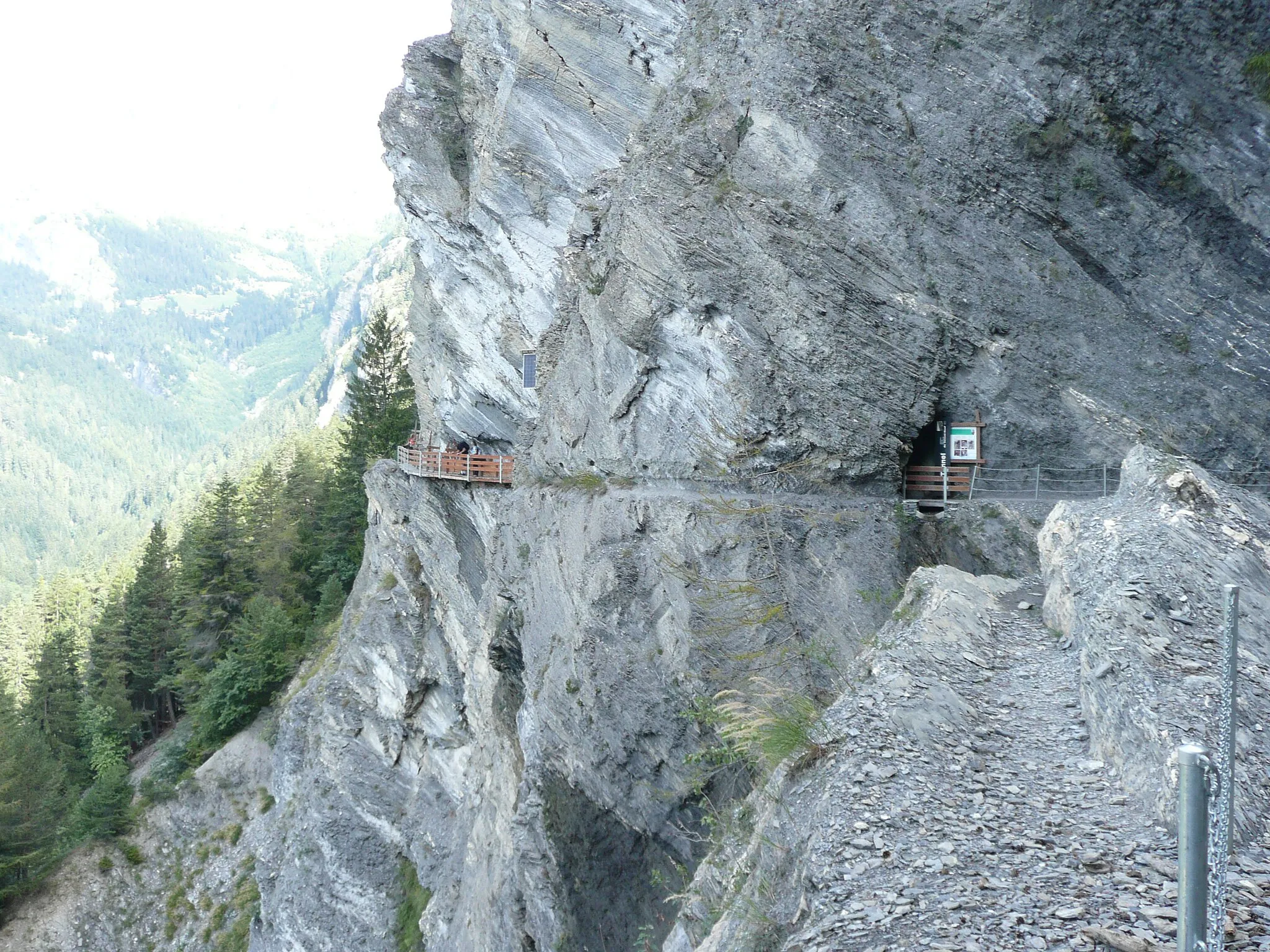 Photo showing: Rekonstruierter Teil der Bisse de Savièse im früheren Oberlaufs mit neu angelegtem, parallel verlaufendem Wanderweg. In Bildmitte der tunnel du Moujerin mit dem ein kurzes an Tragbalken angehangener Streckenteil abgeworfen werden konnte