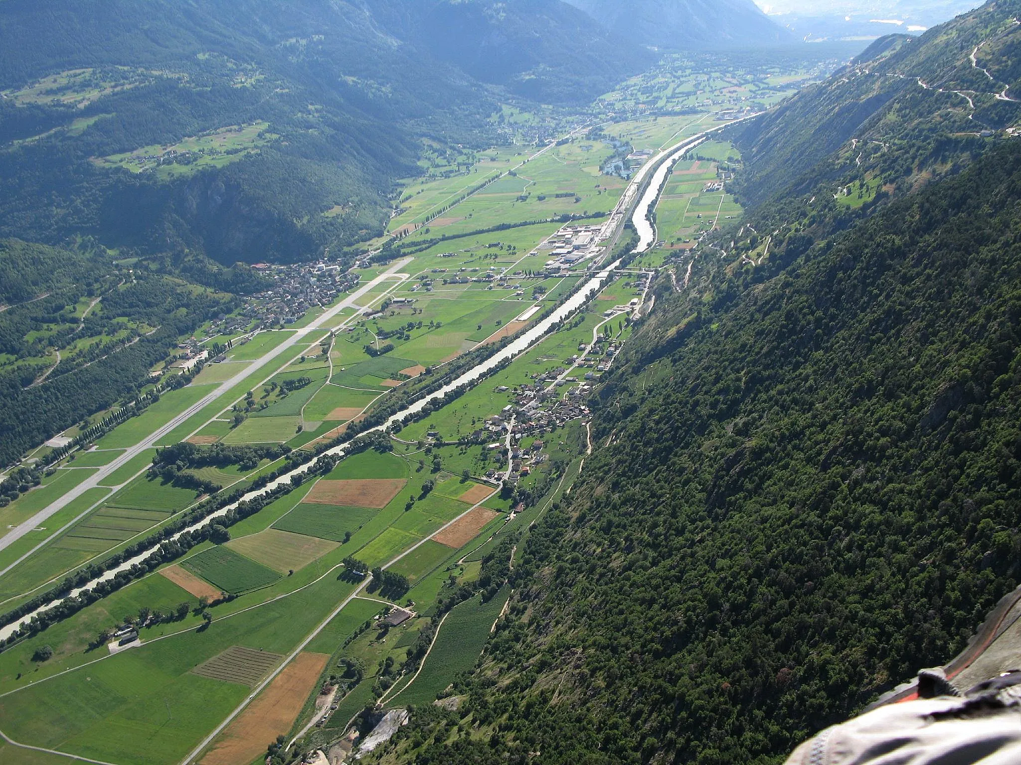 Photo showing: Vista aeroporto Turtmann, 10.7.2008