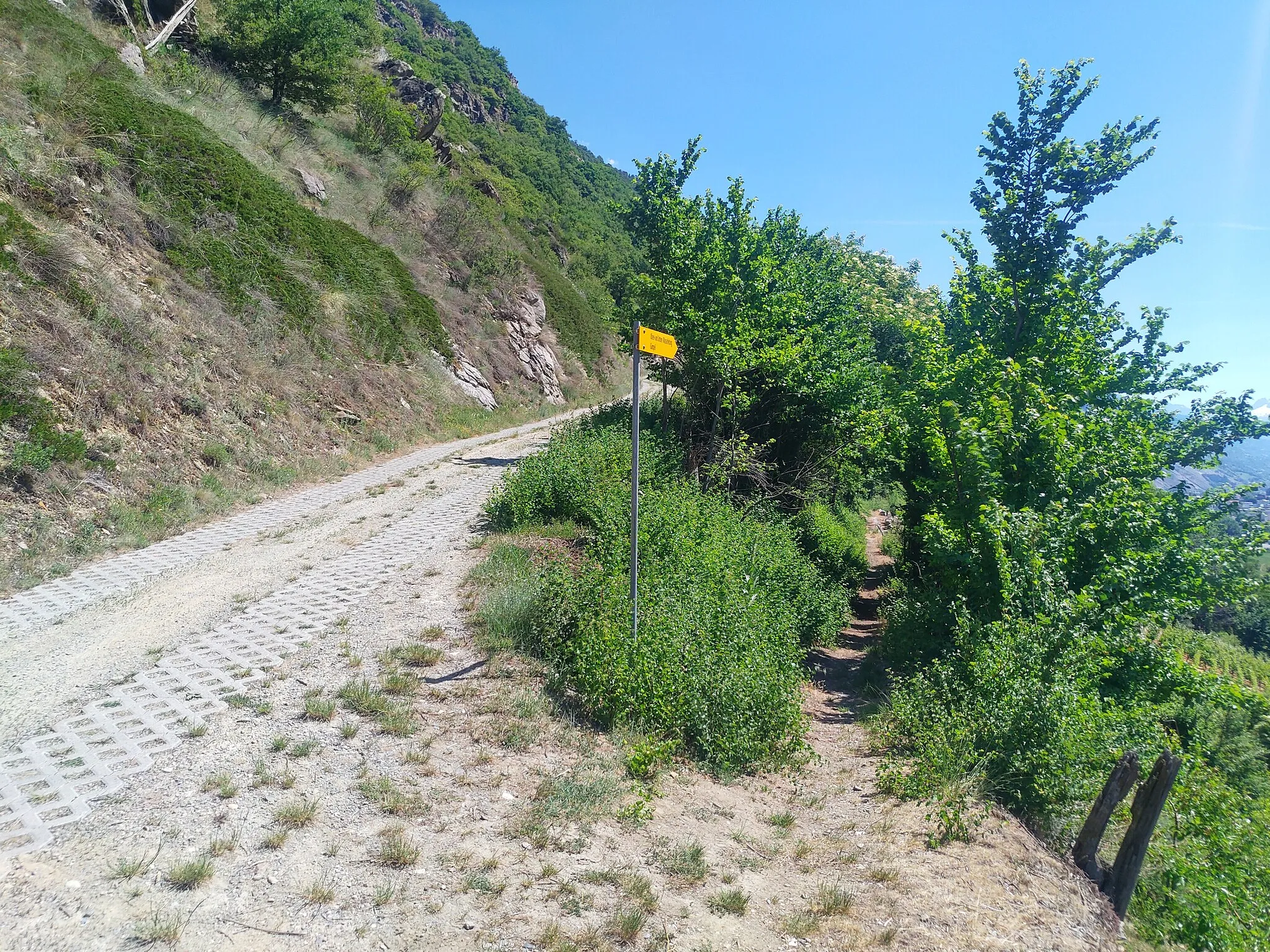 Photo showing: Fingerpost north of Niedergampel