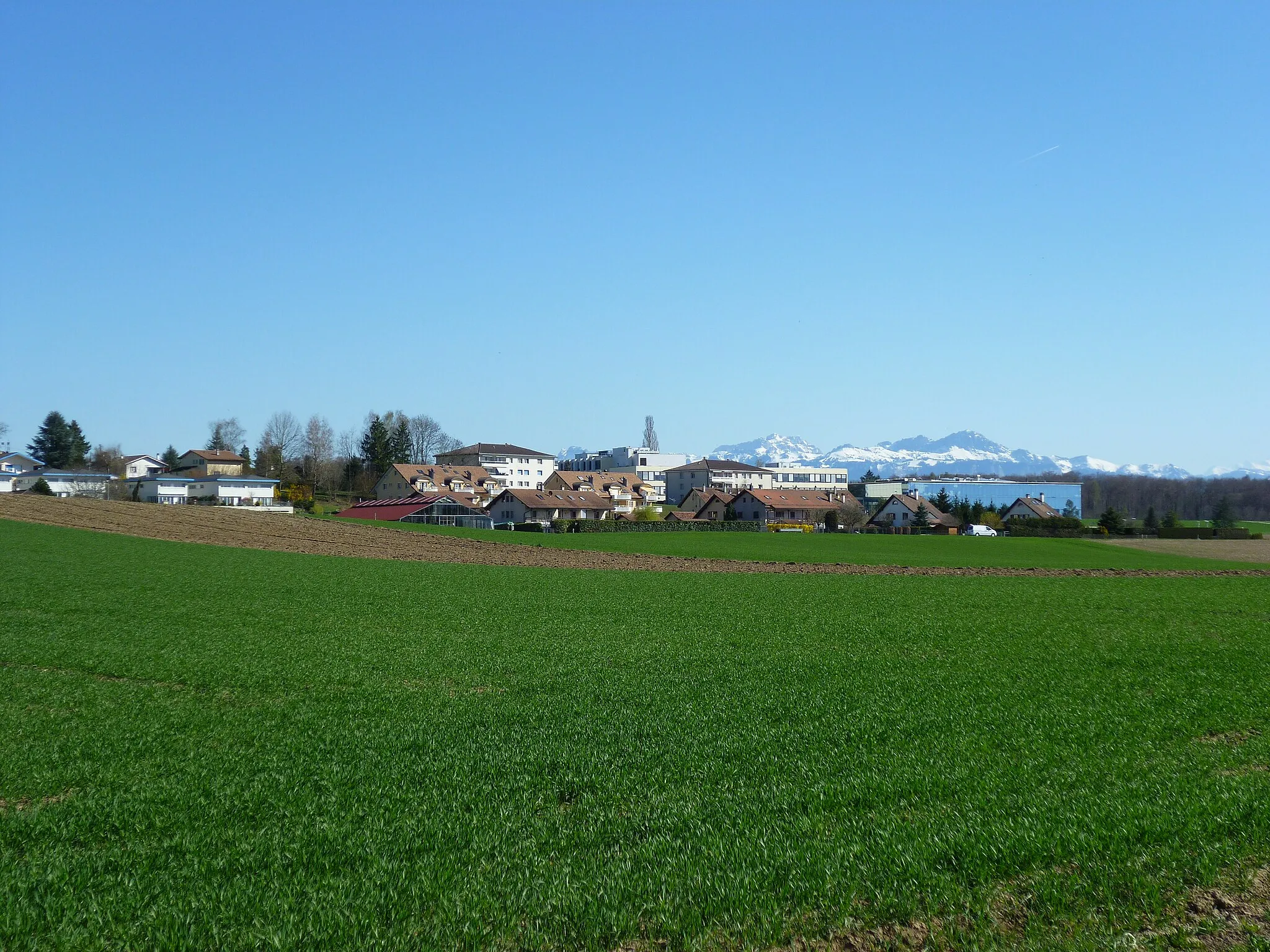 Photo showing: Cheseaux-Sur-Lausanne with Alps in background, Vaud, Switzerland