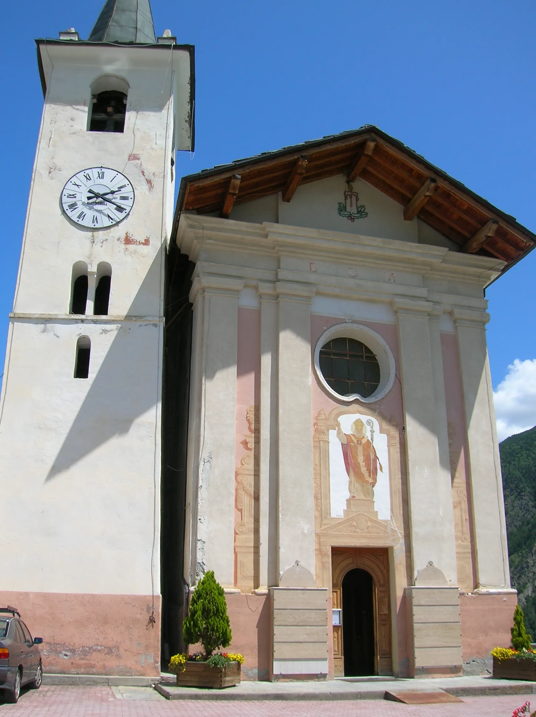 Photo showing: Facciata della Chiesa parrocchiale, Doues, Valle d'Aosta, Italia.