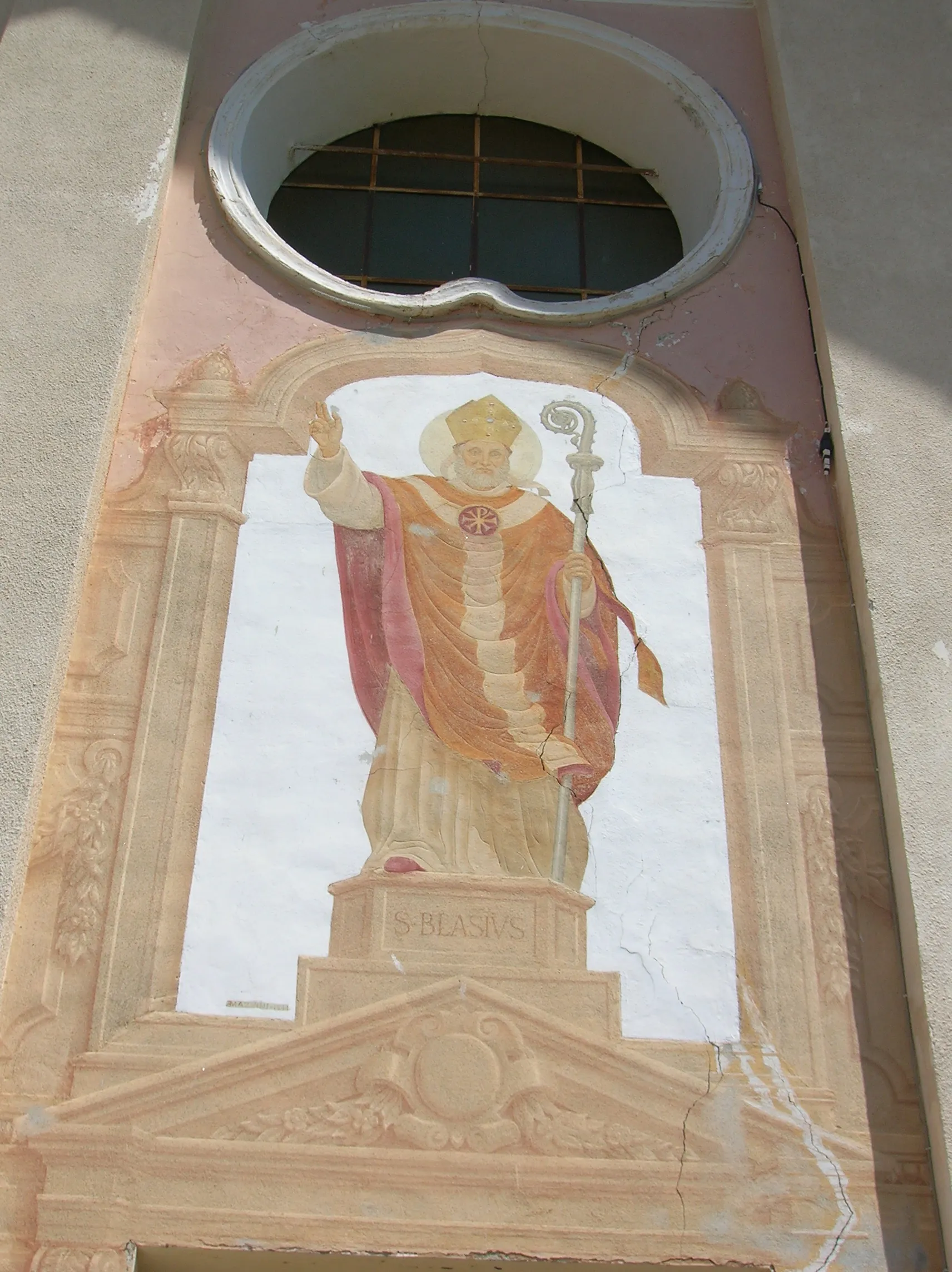 Photo showing: Dettaglio della facciata della Chiesa parrocchiale, Doues, Valle d'Aosta, Italia.