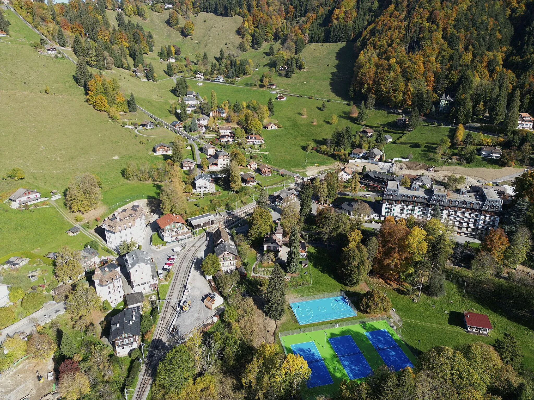 Photo showing: On this picture, the railway station of Les Avants can be seen in the center. The international boarding school named "Le Châtelard" can been seen on the right (largest building).