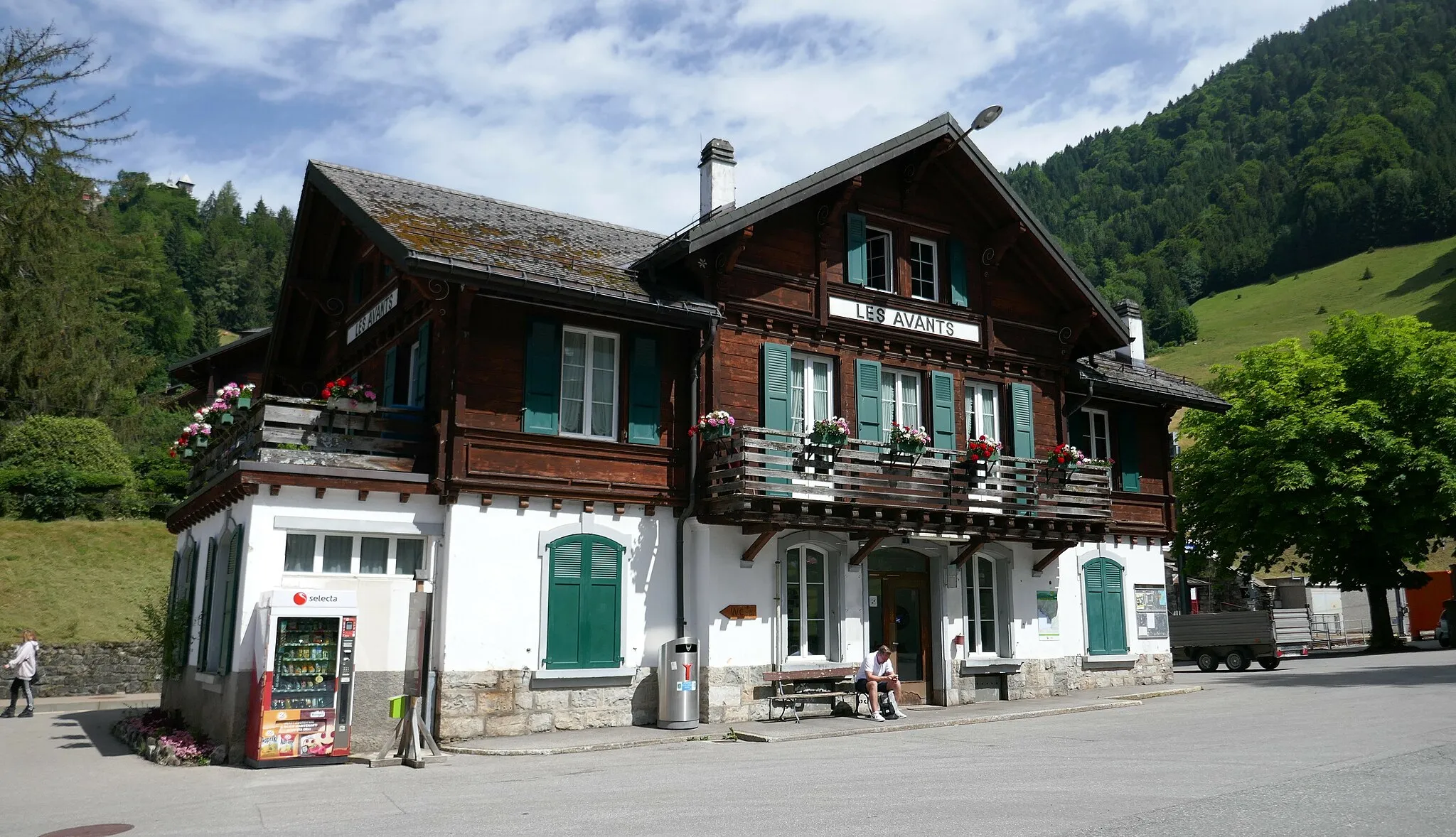 Photo showing: Les Avants (Chemin de fer Montreux Oberland bernois – MOB). La gare vue depuis la place.