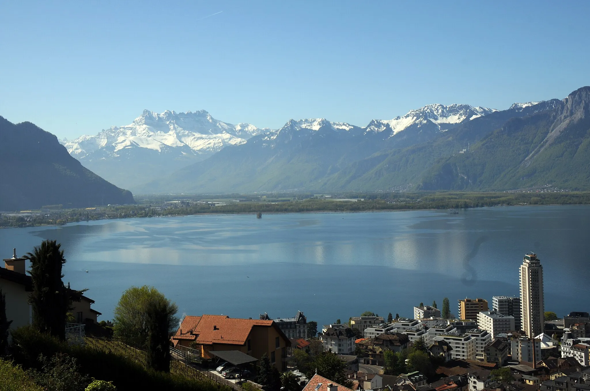 Photo showing: Panoramic view over lake Geneva from the parking place near Monttreux in South direction with left the Dents du Midi 3257m