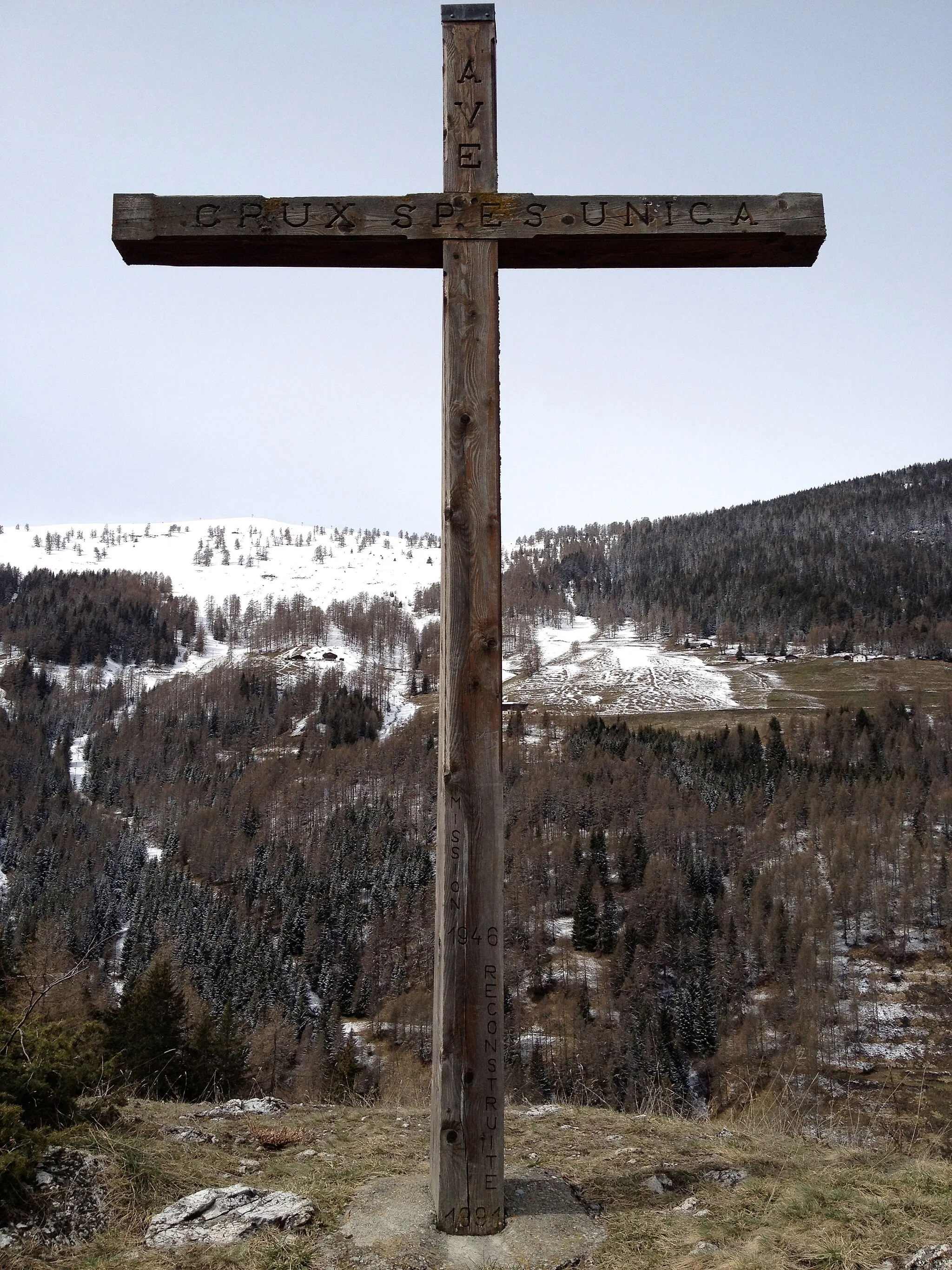 Photo showing: La Croix du Roc de Cornet, près de Liddes, le 9 avril 2012.