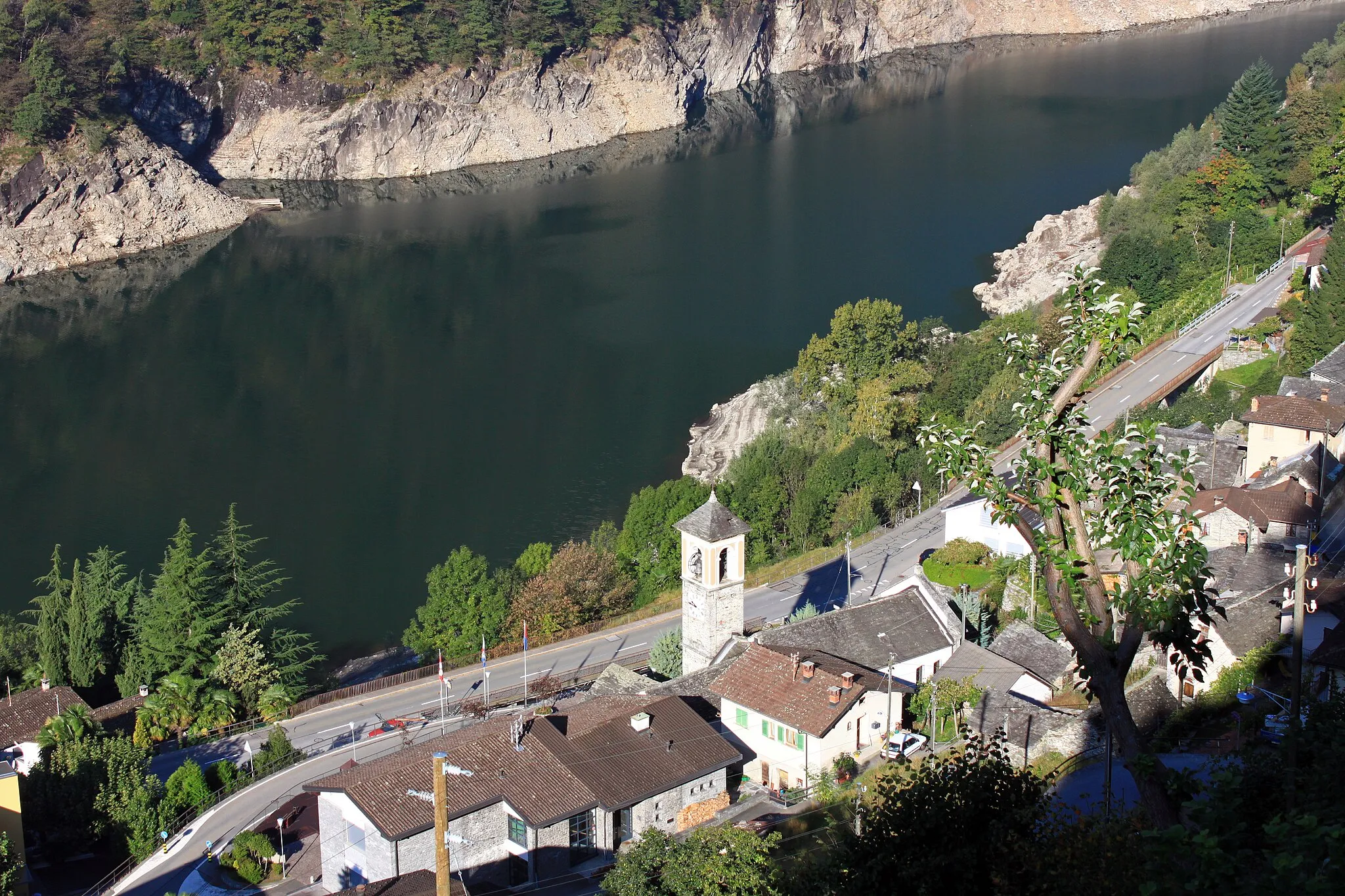 Photo showing: Blick auf Vogorno im wunderschönen Valle Verzasca im Schweizer Kanton Tessin.