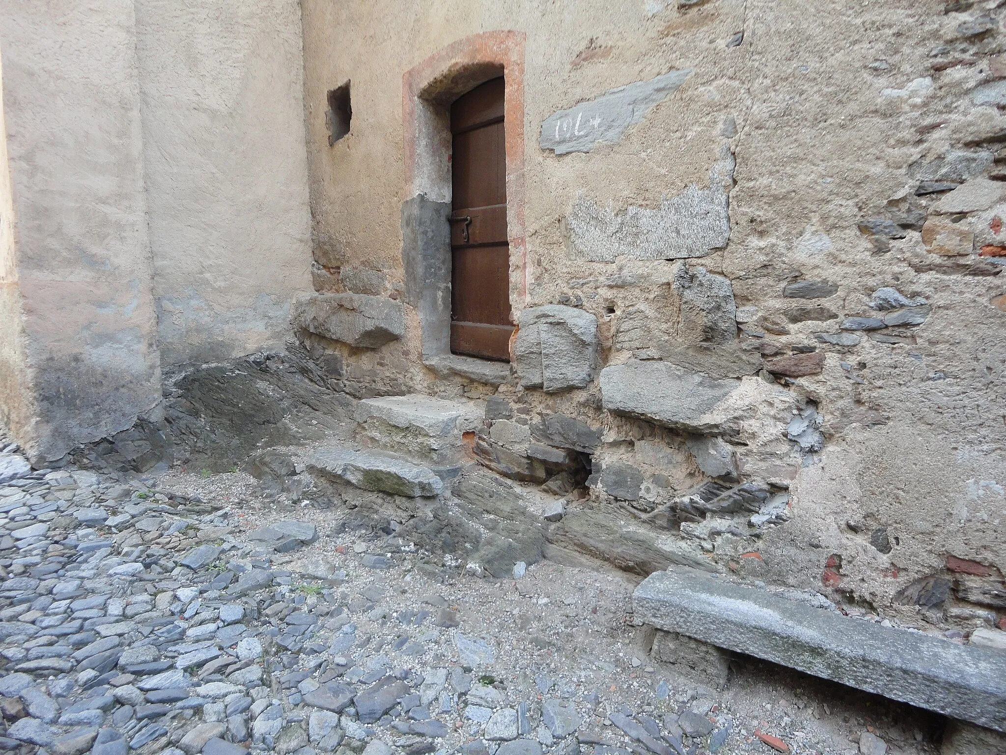Photo showing: Aranno: door in the rock