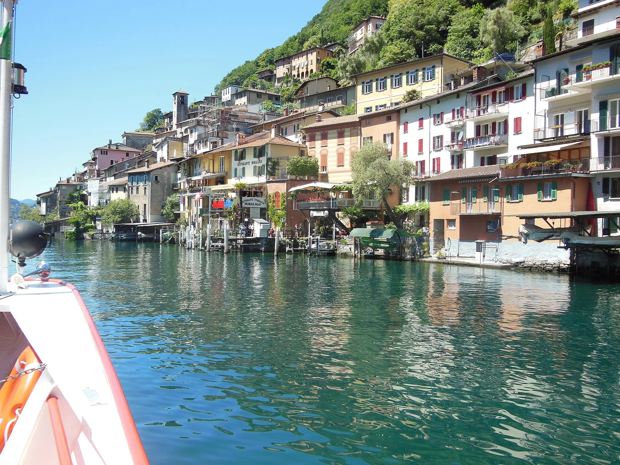 Photo showing: The quayside at the village of Gandria, on Lake Lugano in Switzerland, as seen from an approaching vessel of the Società Navigazione del Lago di Lugano. For more information, see the Wikipedia articles Gandria and Società Navigazione del Lago di Lugano.