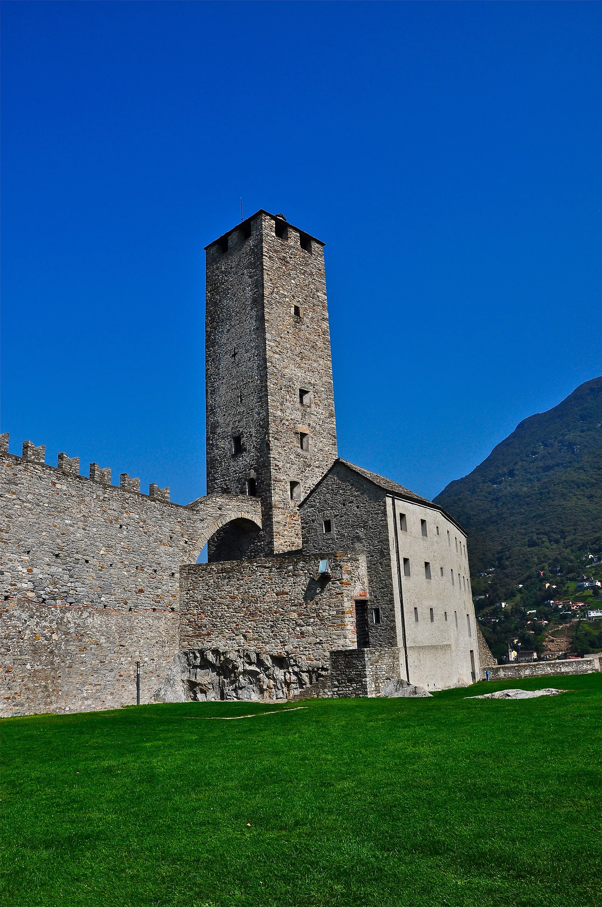 Photo showing: Vista della Torre Bianca e del ridotto identificato col palazzo del vescovo di Como.