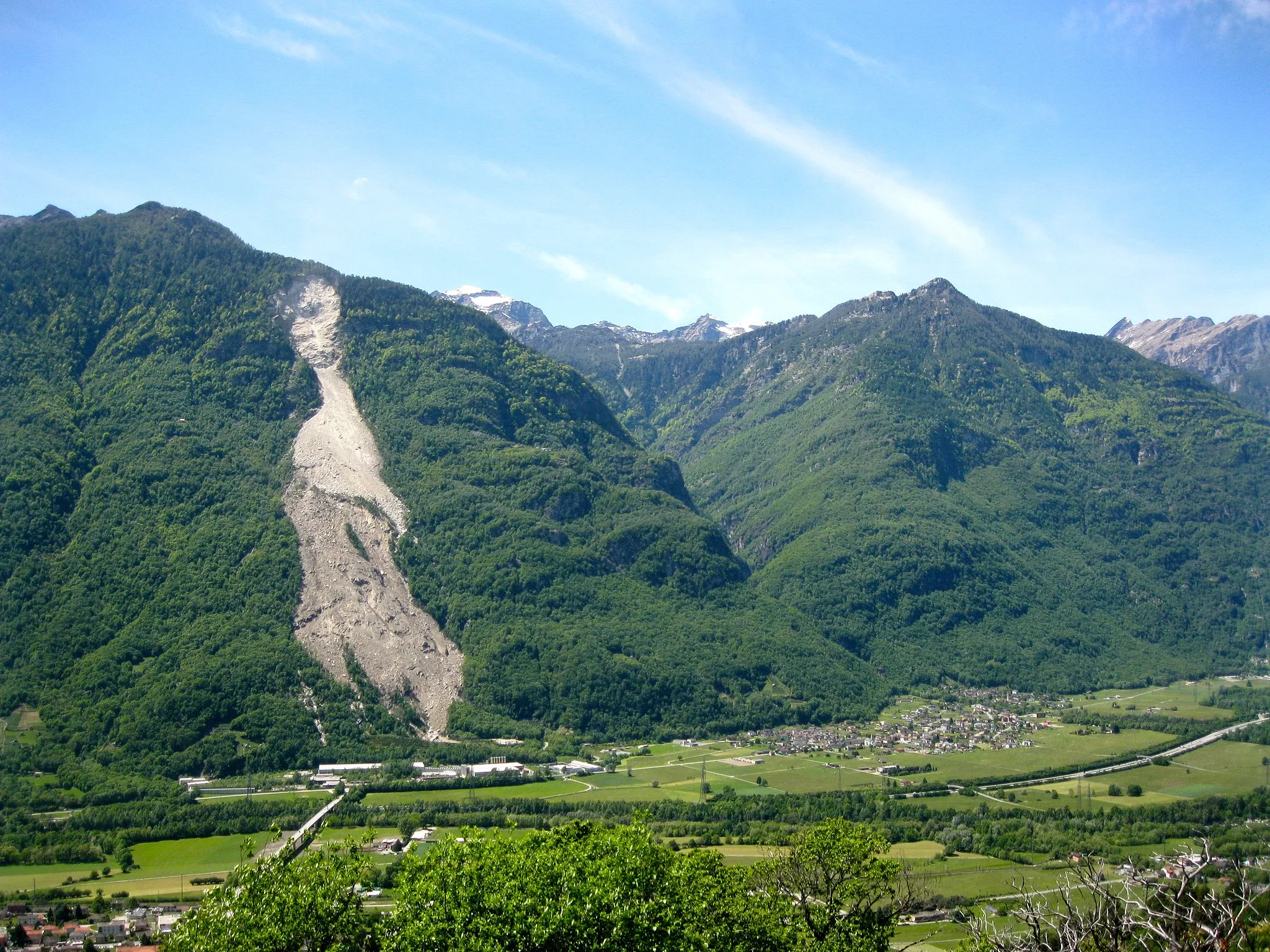 Photo showing: La frana del Valegion, Preonzo, la valle di Moleno e la Cima di Visghéd