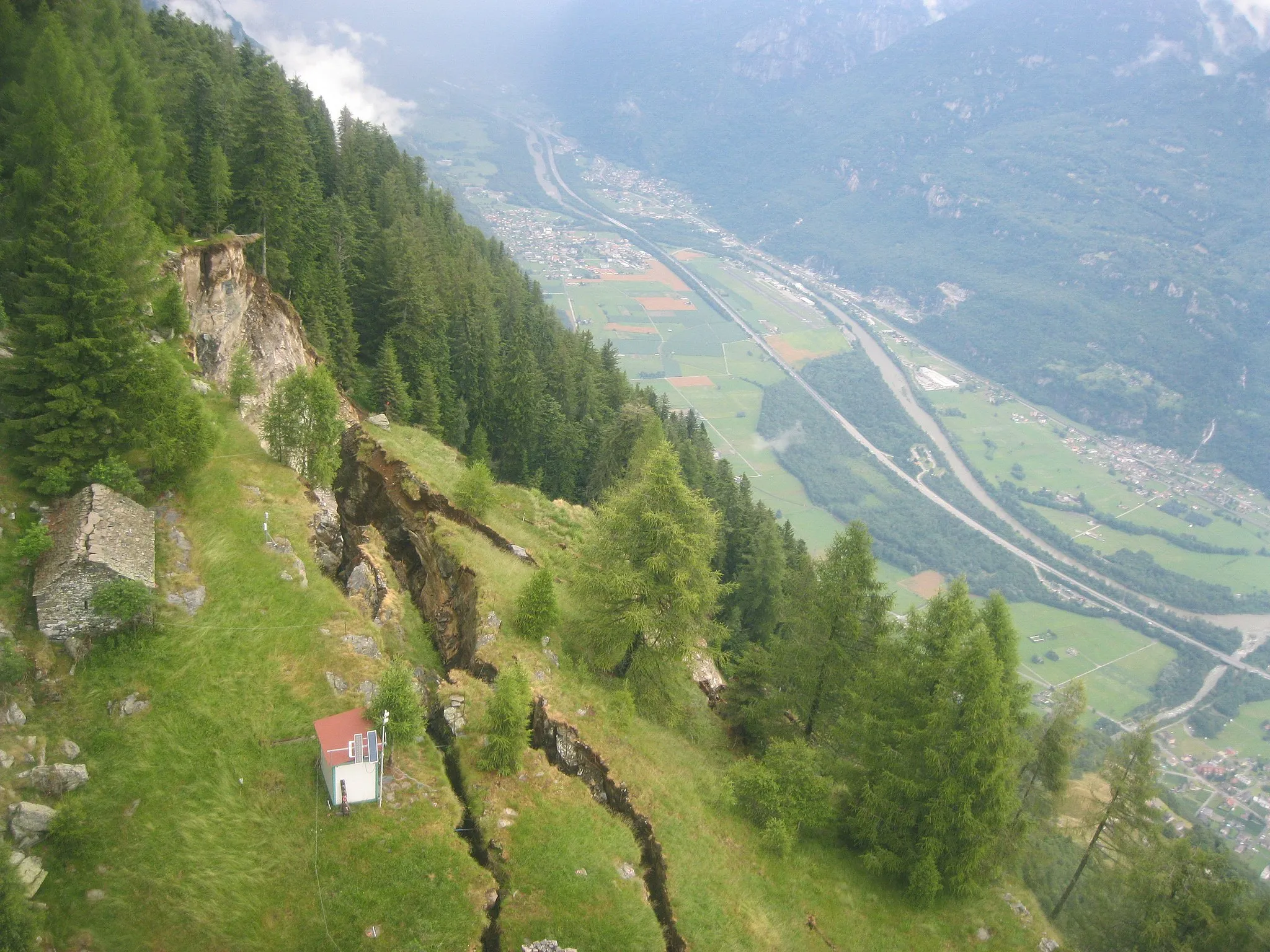 Photo showing: La fessura della frana del Valegión sull'Alpe di Ròscioro, il 6 luglio 2012
