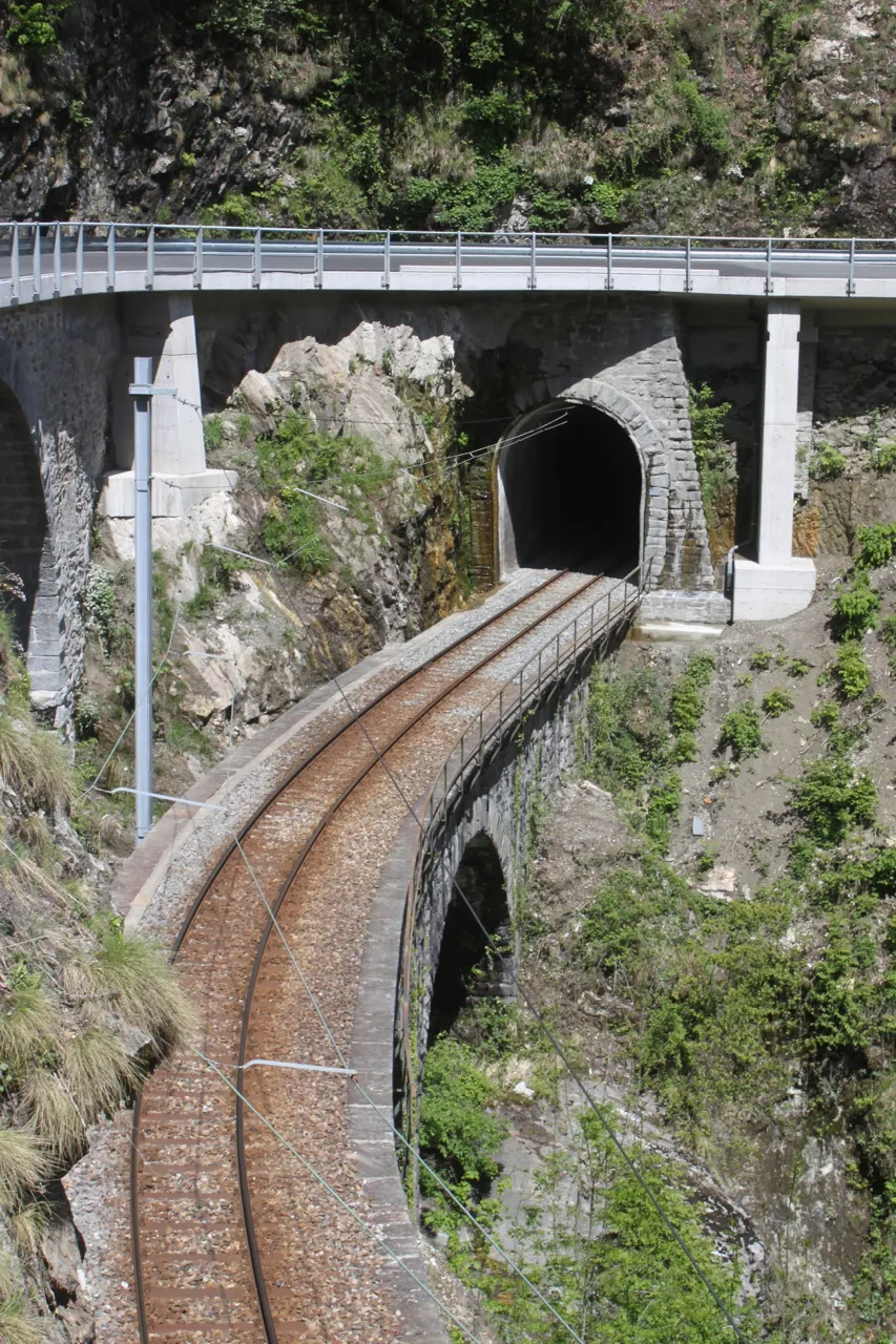 Photo showing: Western entrance of Cadanza tunnel.
