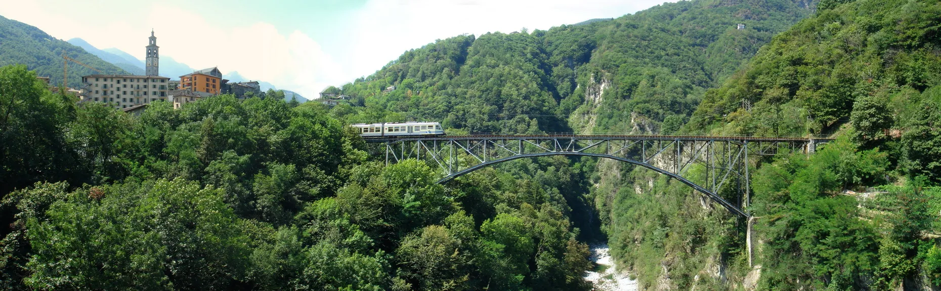 Photo showing: Intragna in Centovalli with train viaduct - panoramic view