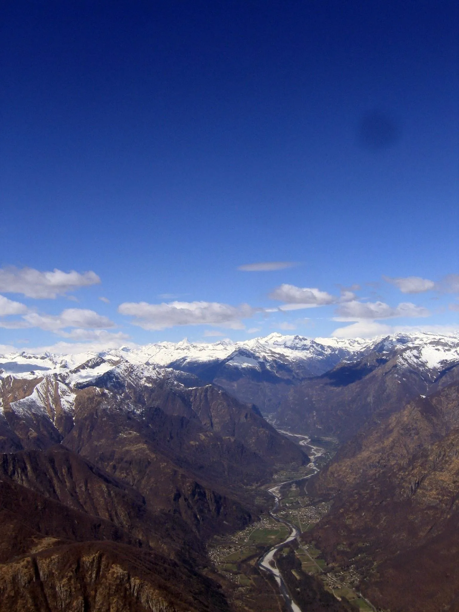 Photo showing: Valle Maggia in Ticino, Switzerland.  Gordevio is in the foreground on the right side of the Maggia river, with Maggia in the center, also on the right side.