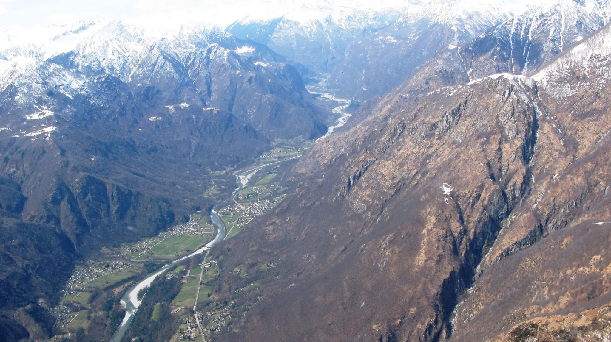Photo showing: Valle Maggia in Ticino, Switzerland. Gordevio is in the foreground on the right side of the Maggia river, with Maggia in the center, also on the right side.