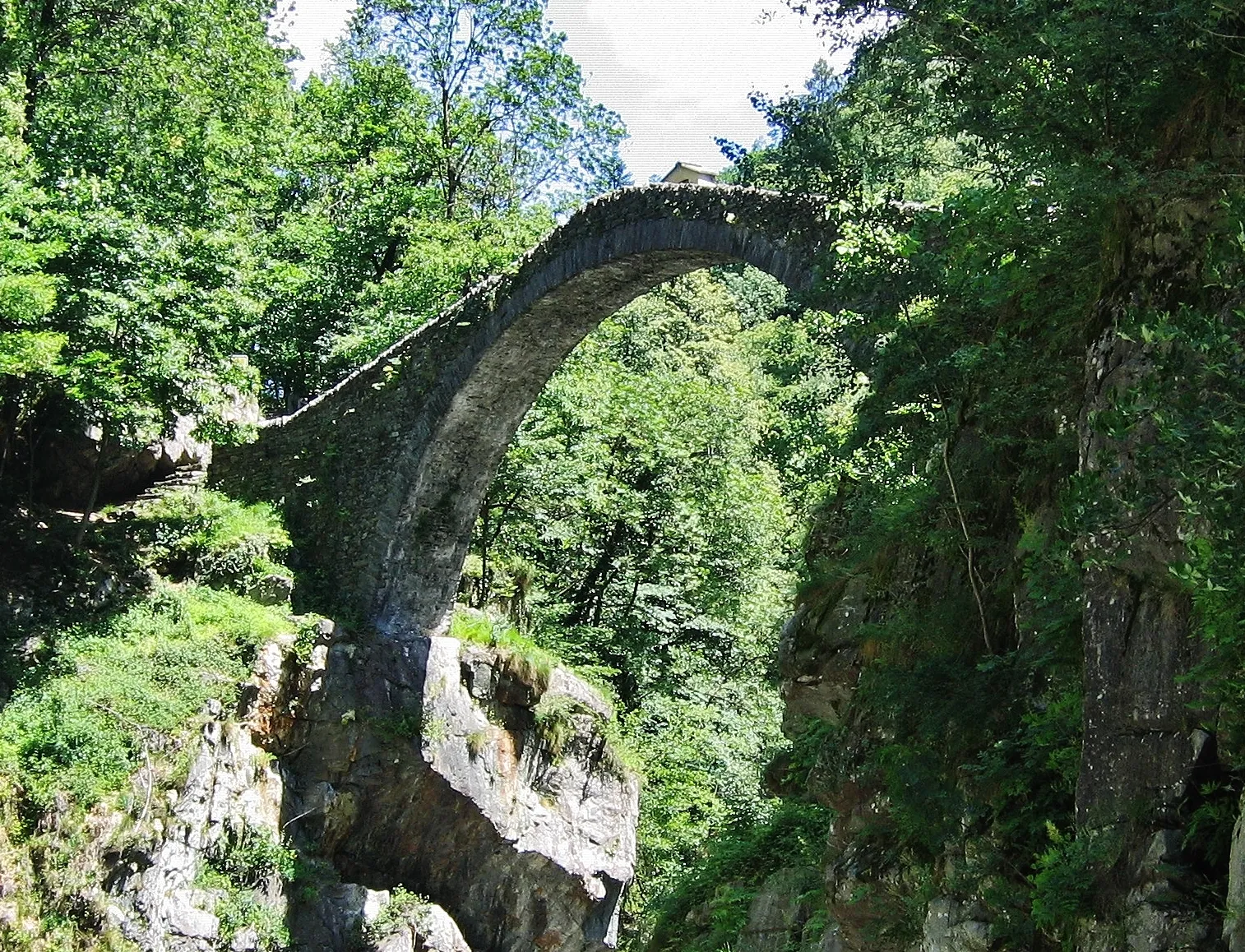 Photo showing: Ponte Romano von 1587 bei Intragna mit einer Breite von 36 m und einer Höhe von 26 m, Ponte Romano Vicino Intragna - Centovalli