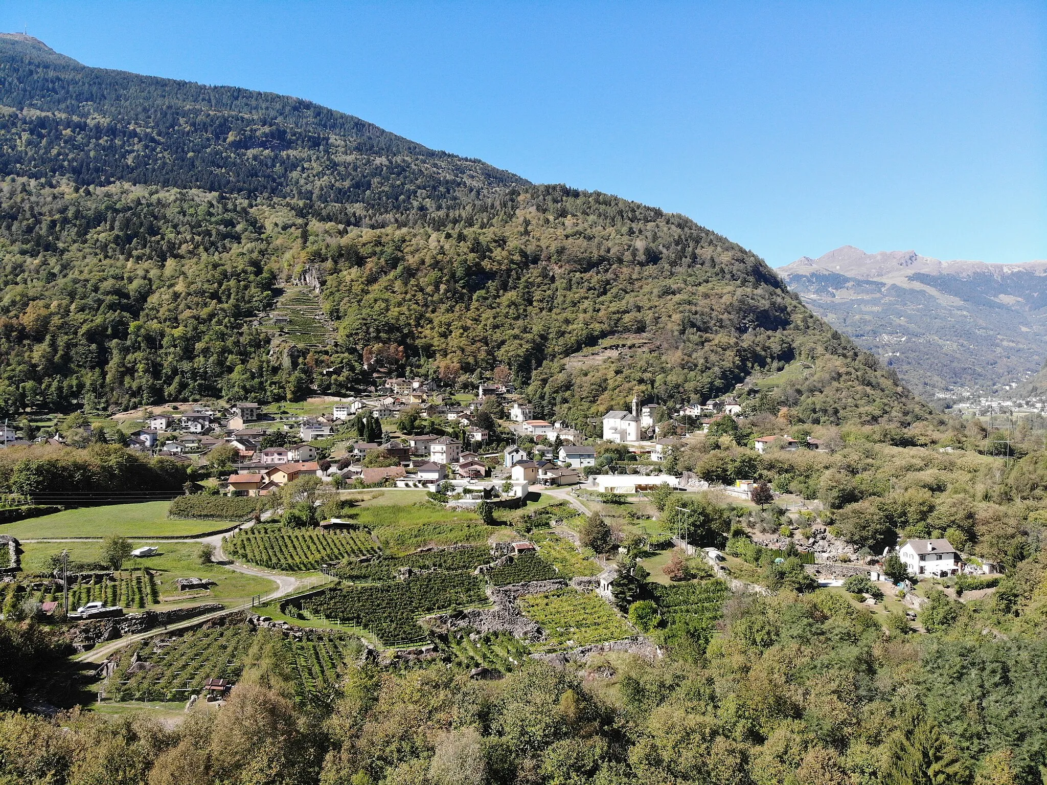 Photo showing: de:Ludiano, Luftansicht des Dorfes in Serravalle im Tessin. Berg Matro.