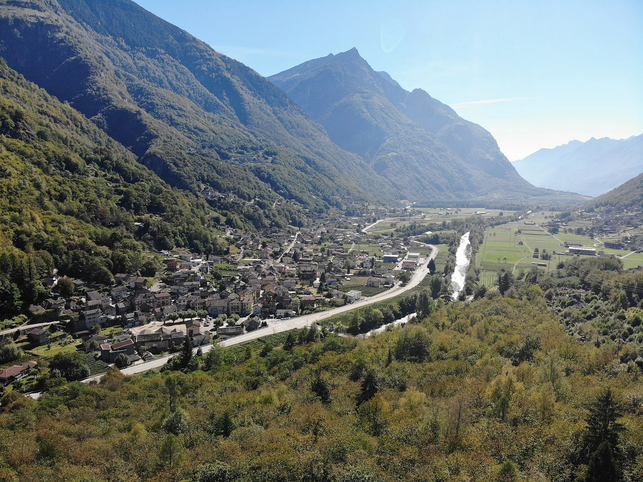 Photo showing: de:Malvaglia, Luftansicht. Valle di Blenio talabwärts mit Pizzo Magn oberhalb der linken Talseite. Schlucht im grünen Berghang schon fast bei Biasca. Eine vorgeschobene Bergzunge hat sich dort weit ins Tal geschoben.