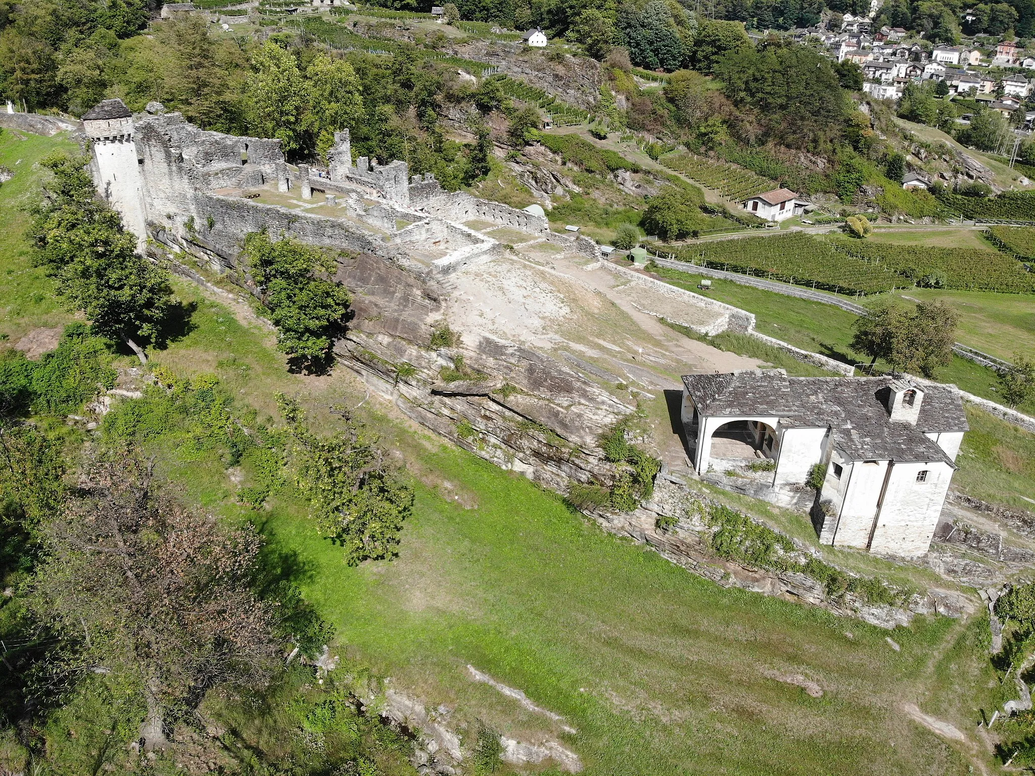 Photo showing: Ruins of castle Serravalle, Switzerland.