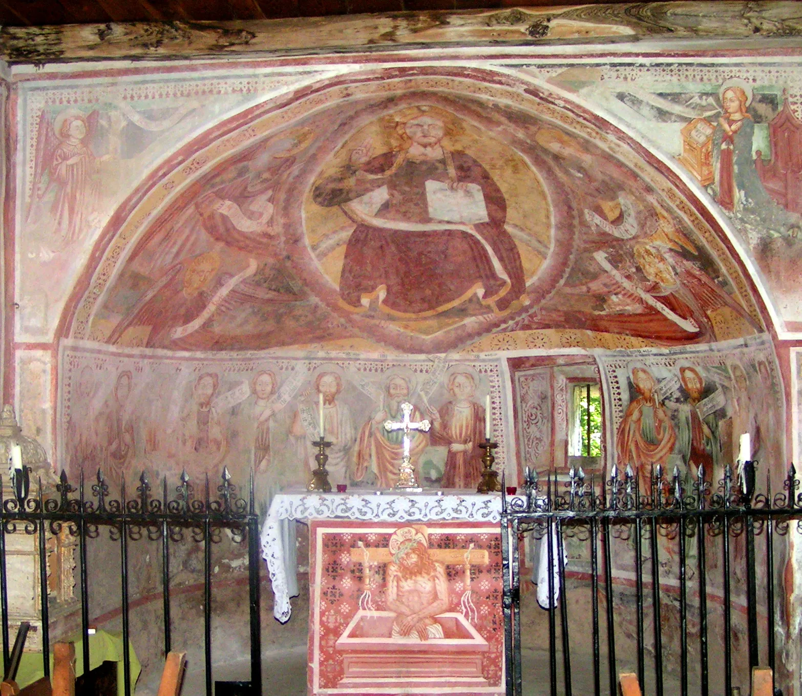 Photo showing: Altare e presbiterio affrescato, monti Curogna it:Cugnasco