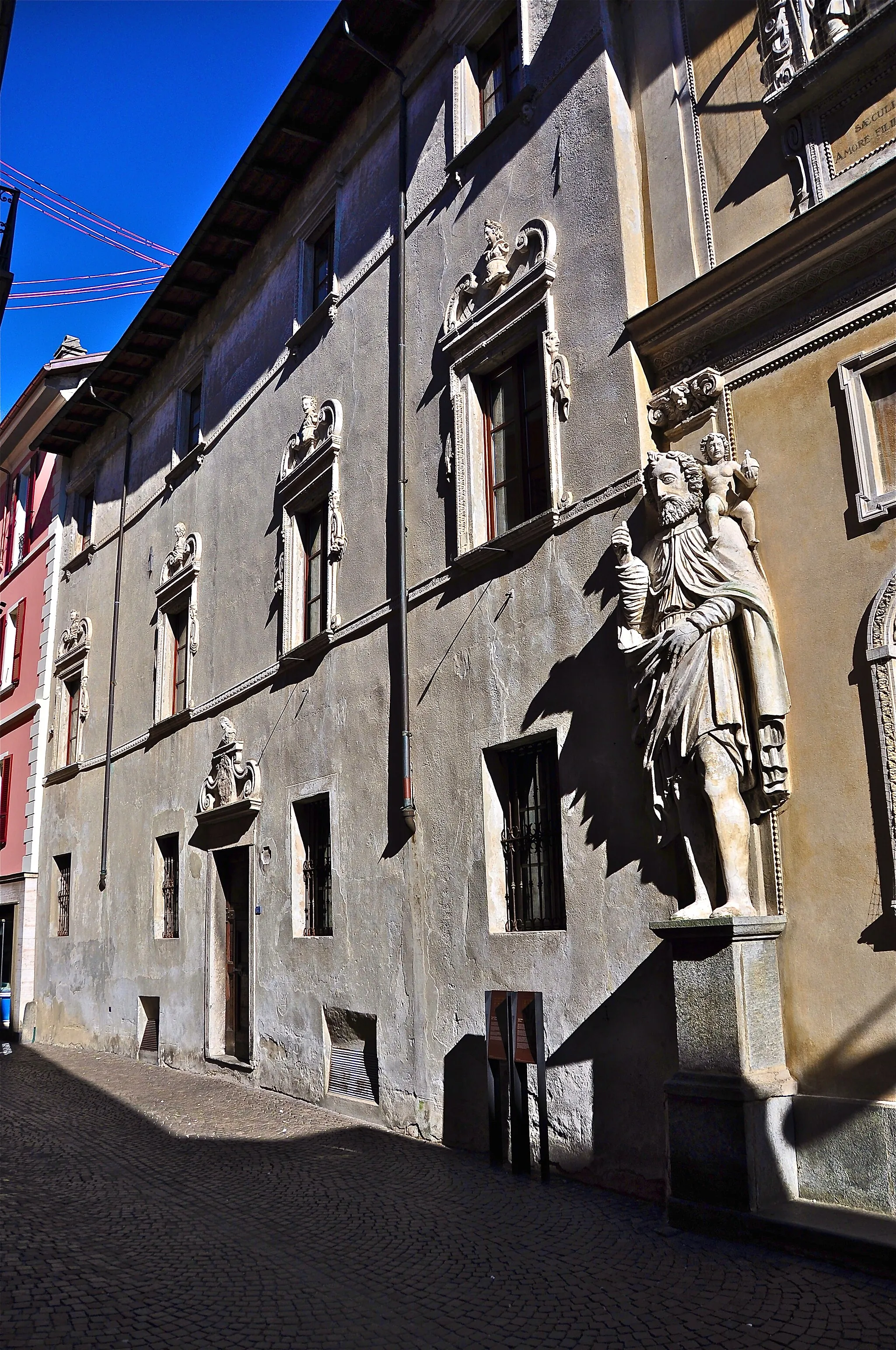 Photo showing: Veduta della casa dei Canonici sul lato meridionale in via Cittadella, Locarno