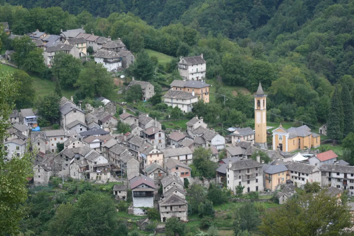 Photo showing: Veduta dall'alto del paese Crealla.