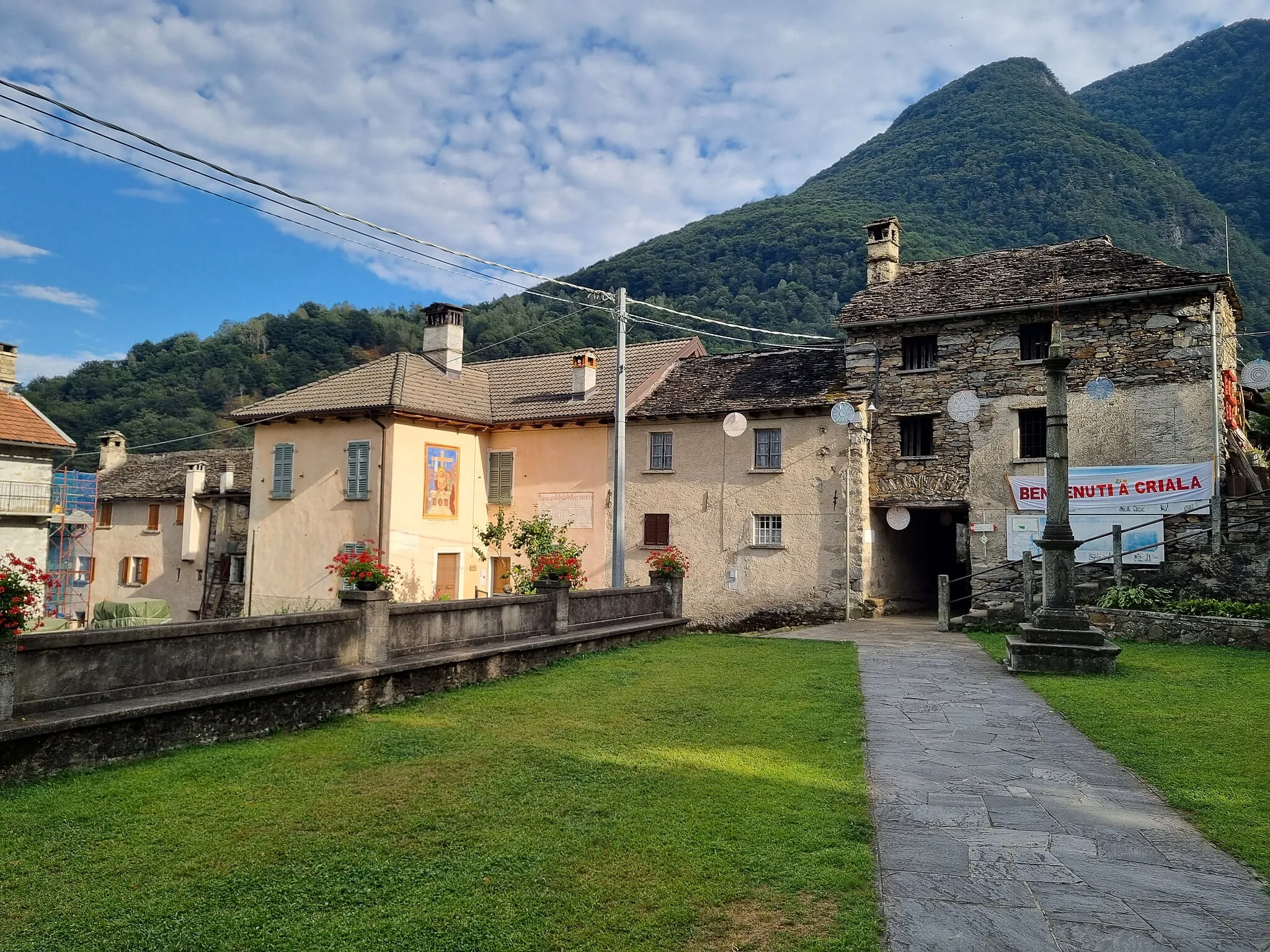 Photo showing: Piazza della Chiesa a Crealla, Valle Cannobina VB