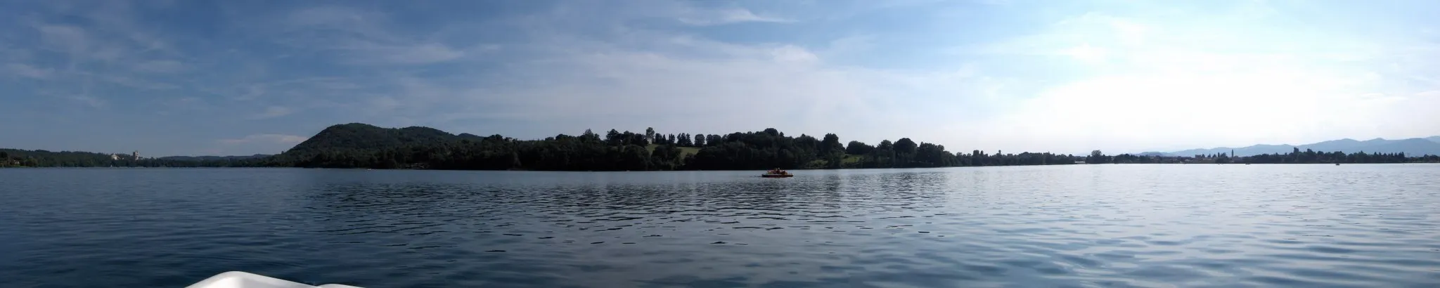 Photo showing: Foto panoramica scattata dal centro del lago di Monate (Varese)