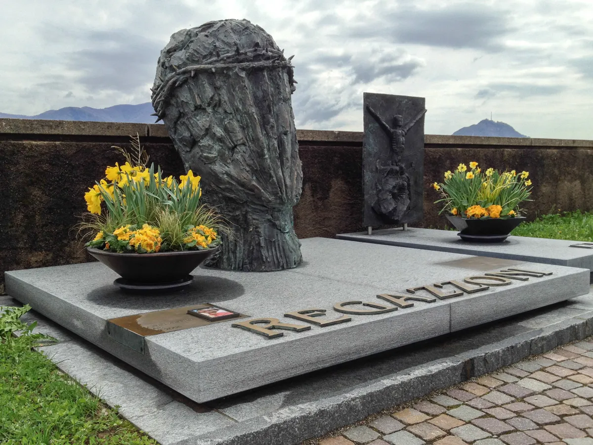 Photo showing: Das Grab von Clay Regazzoni auf dem Friedhof in Porza