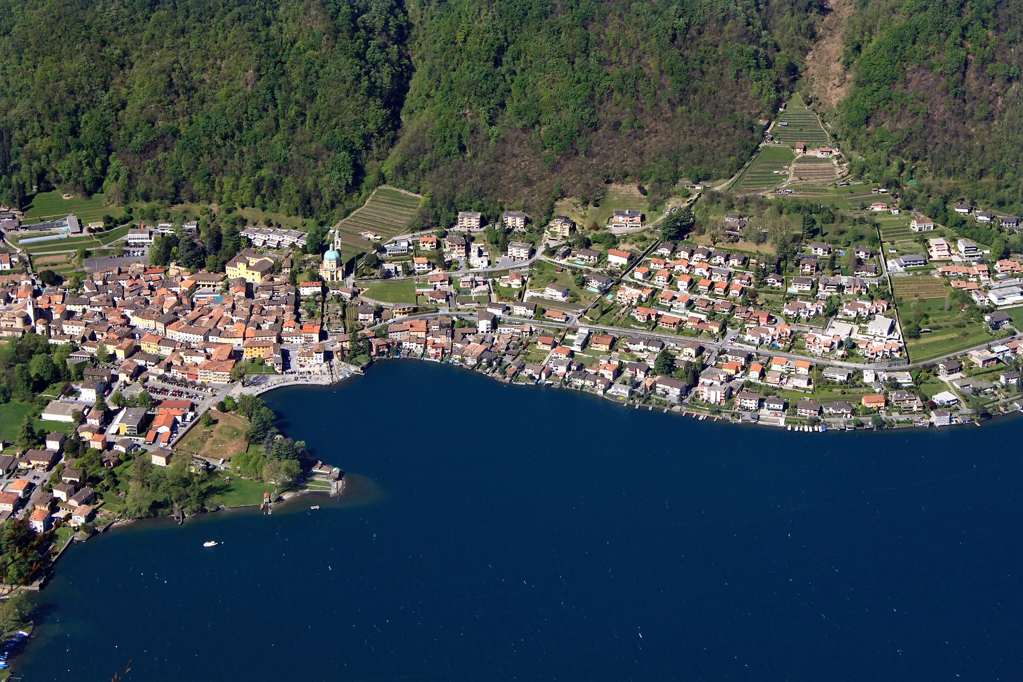 Photo showing: Blick nach Riva San Vitale am südlichen Zipfel des Lago di Lugano im Schweizer Kanton Tessin. Fotografiert vom Südhang des Monte Generoso oberhalb von Mendrisio / Somazzo.
