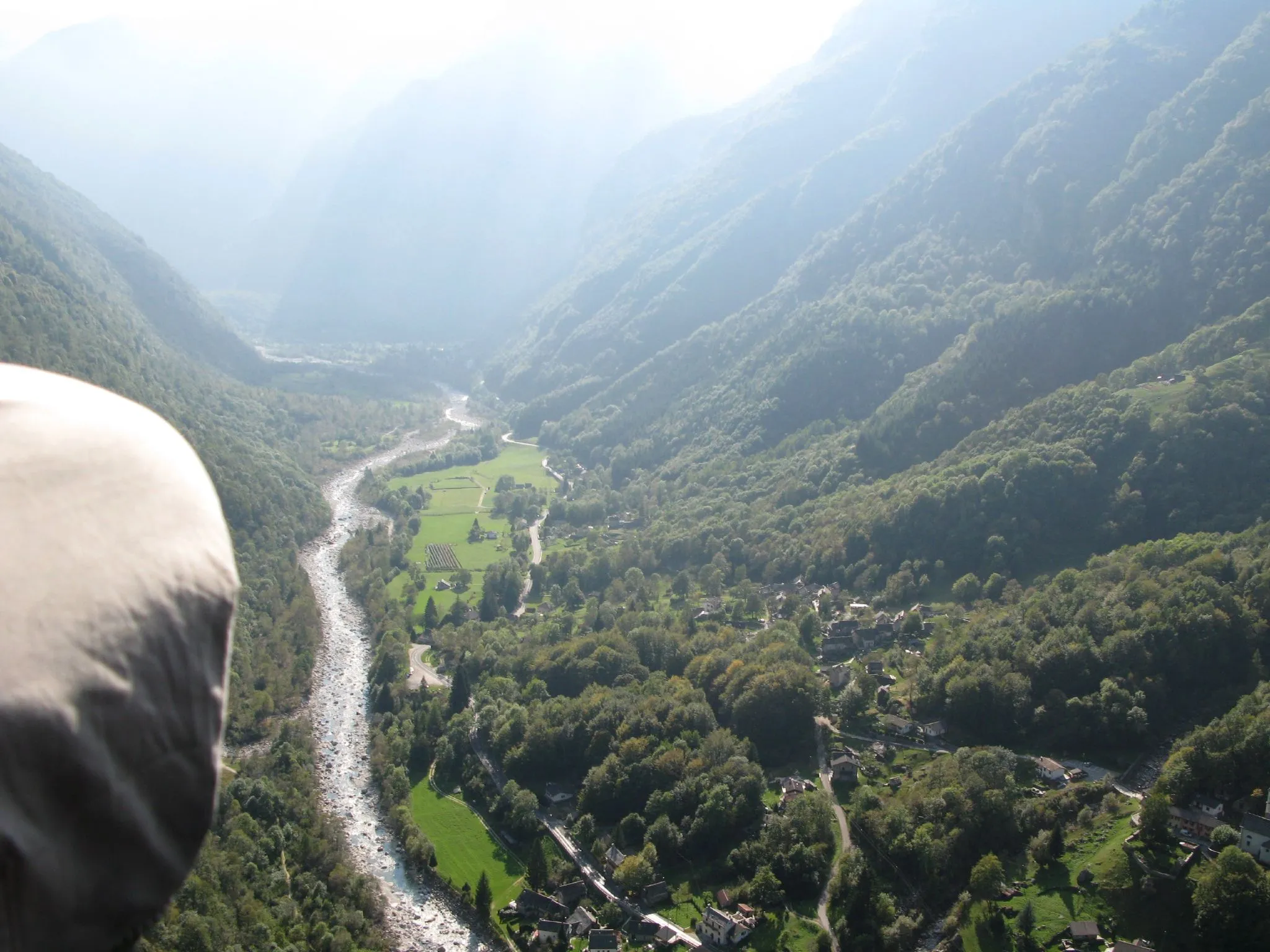Photo showing: River Verzasca in October, a view toward Brione (Verzasca) and Gerra (Verzasca) in Ticino, Switzerland