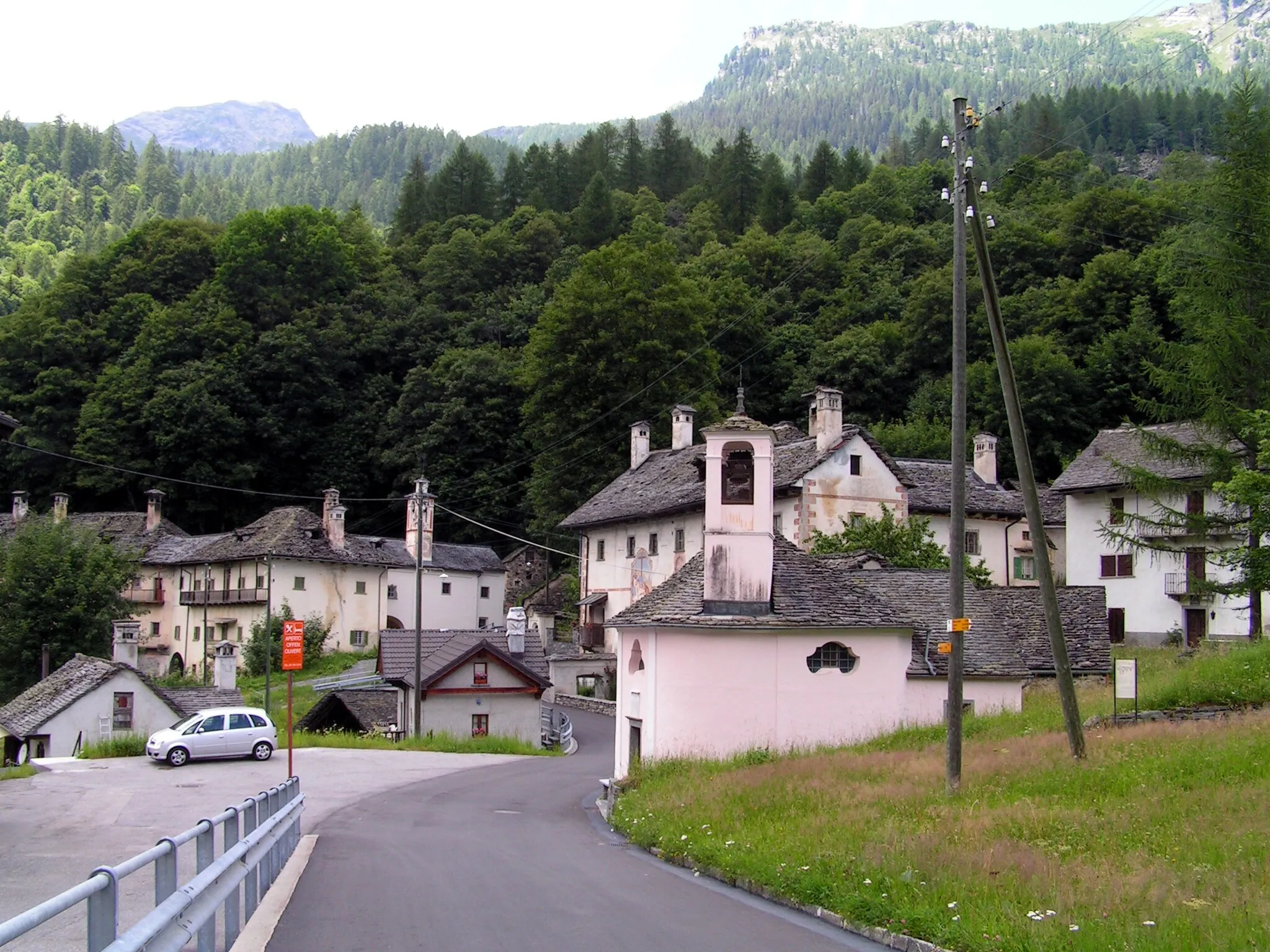 Photo showing: Campo Vallemaggia. Vue générale des maisons Pedrazzini avec l'oratorio di Santa Maria Addolorata au premier plan.