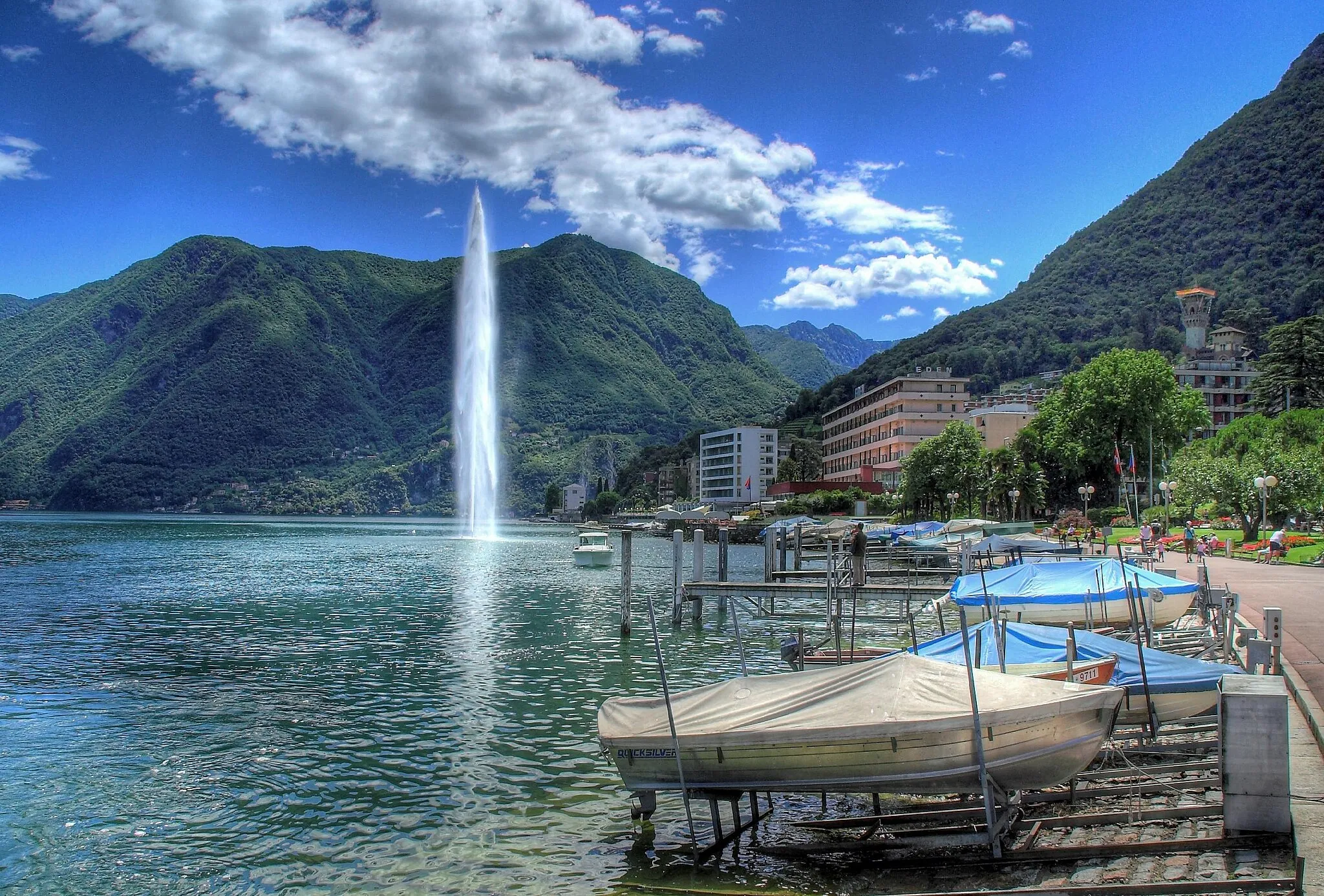 Photo showing: Lugano Paradiso (Ticino), view on Monte Sighignola (behind the fountain).
