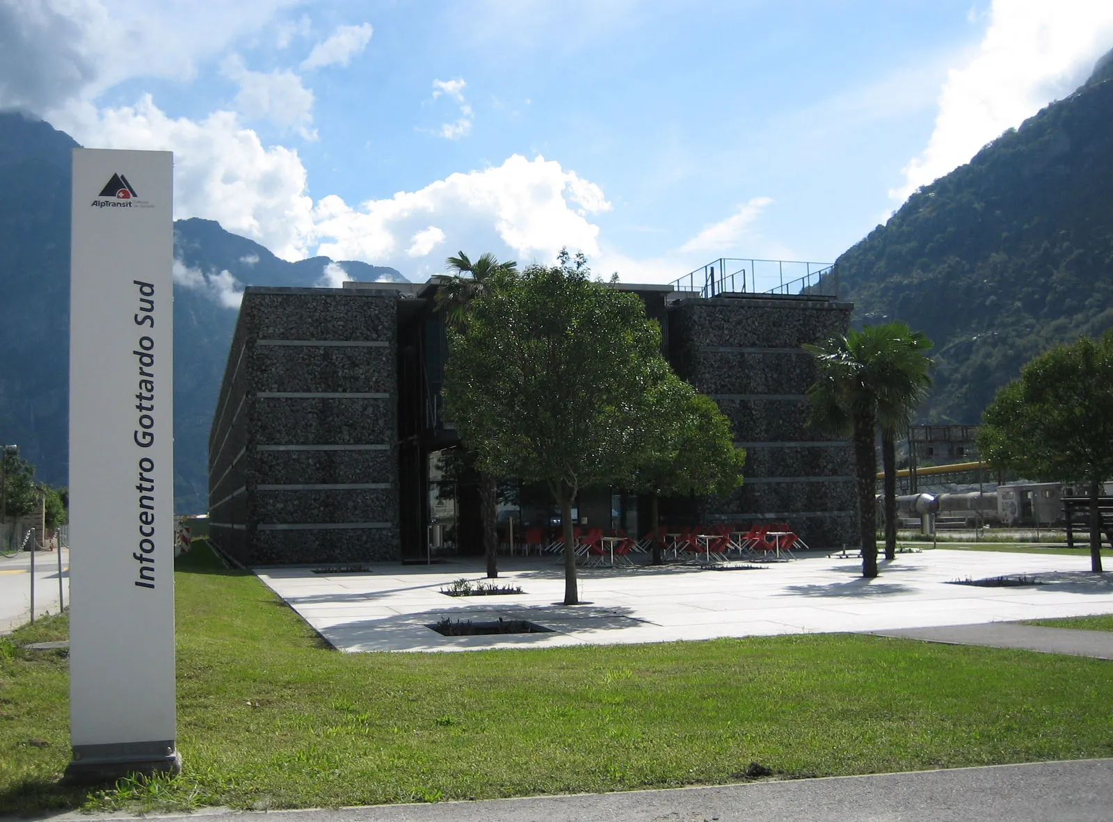 Photo showing: Visitors center in Bodio-Pollegio of the Gotthard Base Tunnel, Canton Ticino, Switzerland (ital.: Alptransit Infocentro Gottardo Sud).
The outer structure is filled with soil excavated by the two tunnel boring machines.