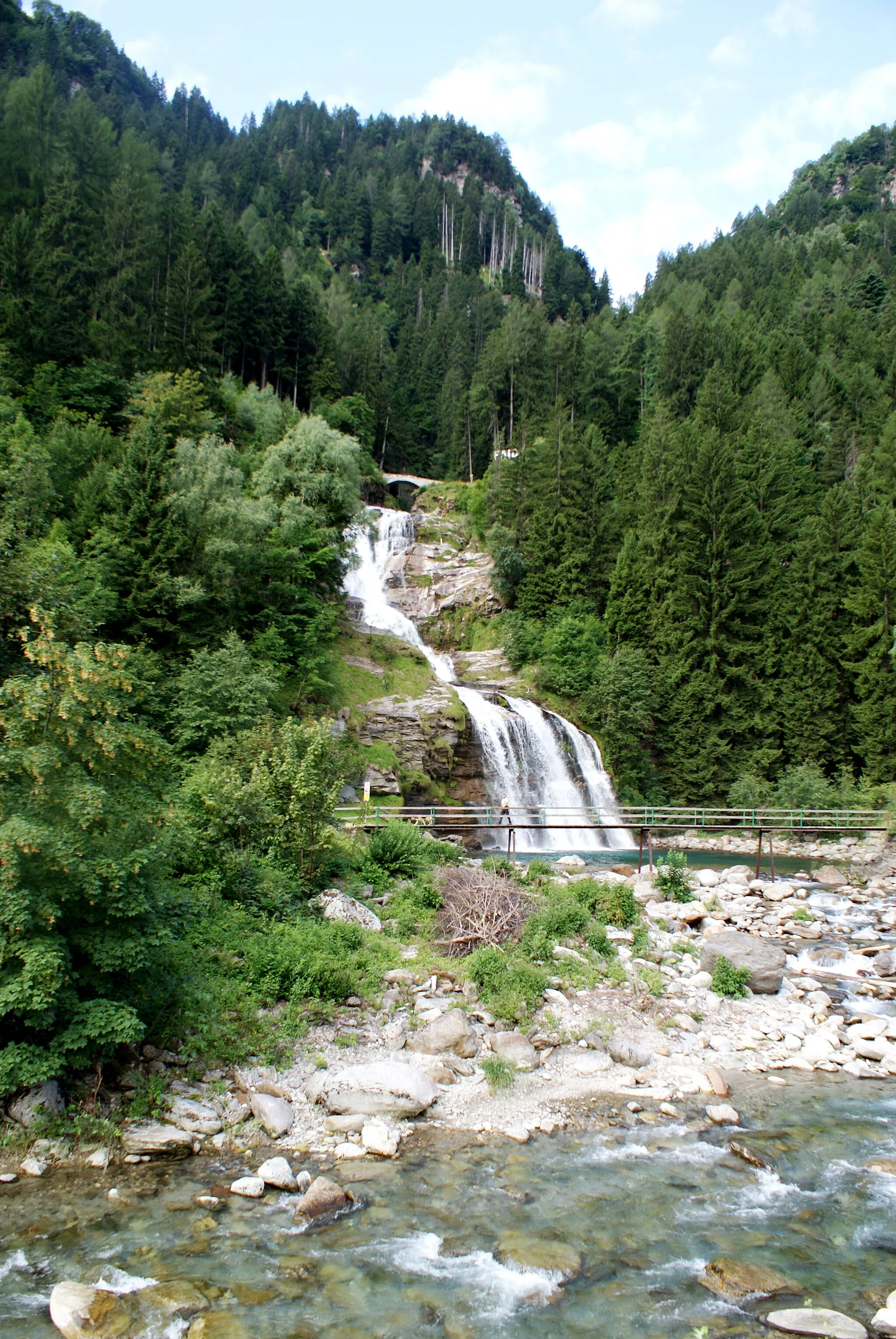 Photo showing: Waterfall near Faido, Ticino, Switzerland